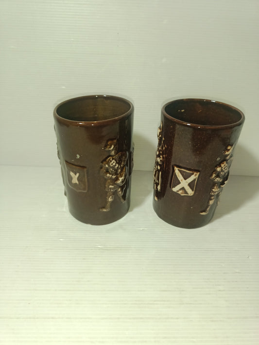 2 Bicchieri In Ceramica Smaltata con decorazioni in rilievo Vintage