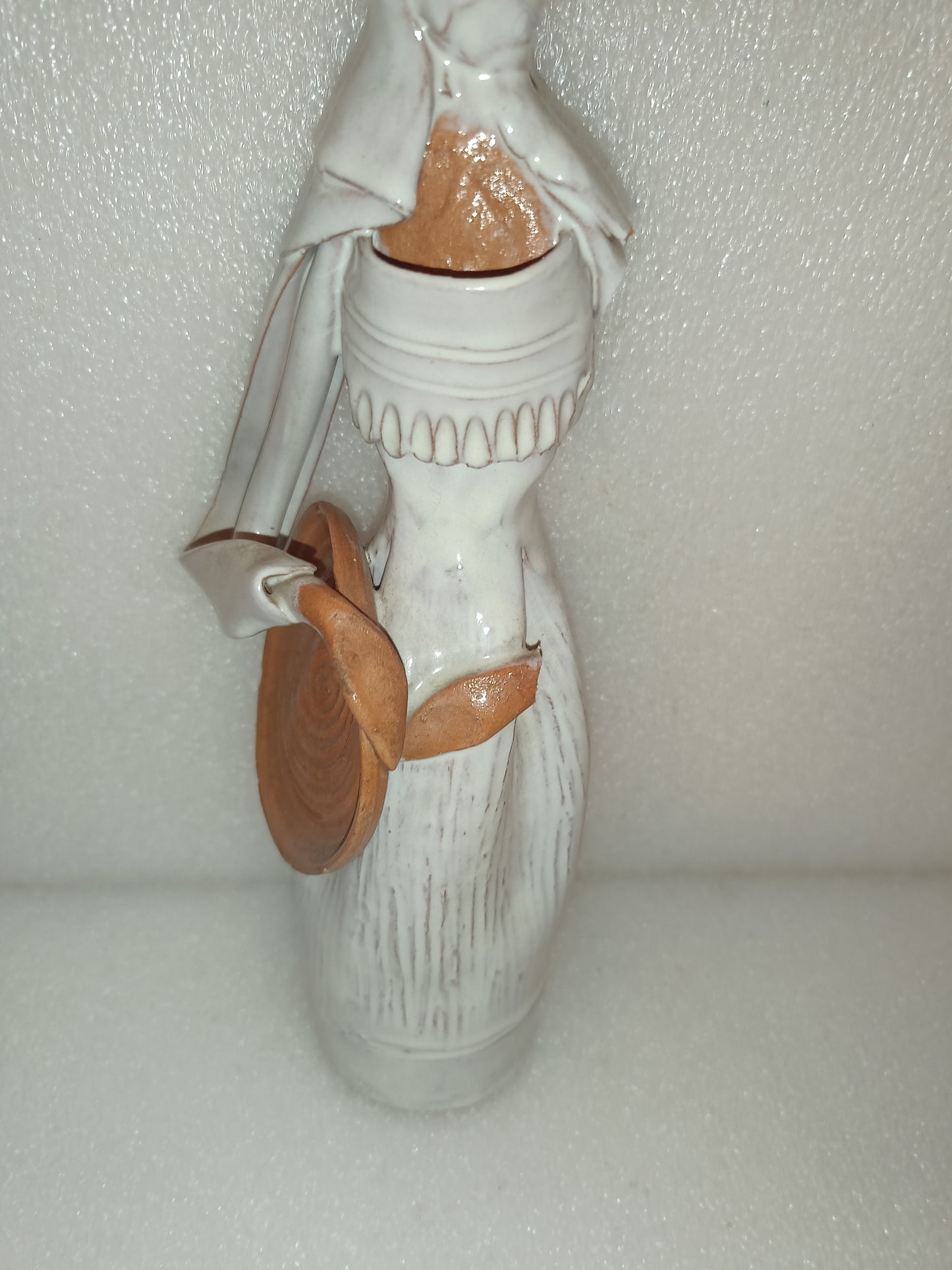 Statua Donna Sarda
Ceramica d'Arte di Emilia Paloma
Altezza cm.30 circa da restaurare