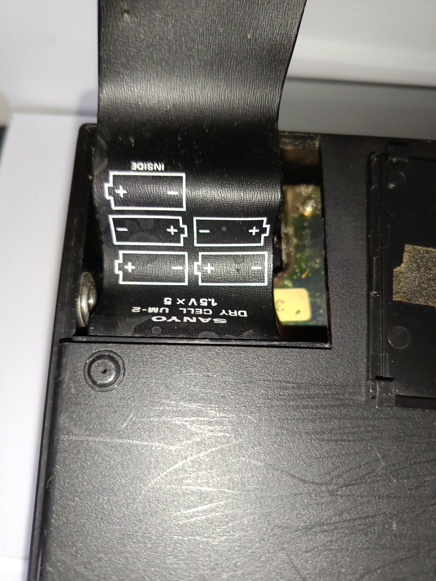 Sanyo Cassette Tape Recorder M2517
Con custodia
Non funzionante da riparare o per pezzi di ricambio.