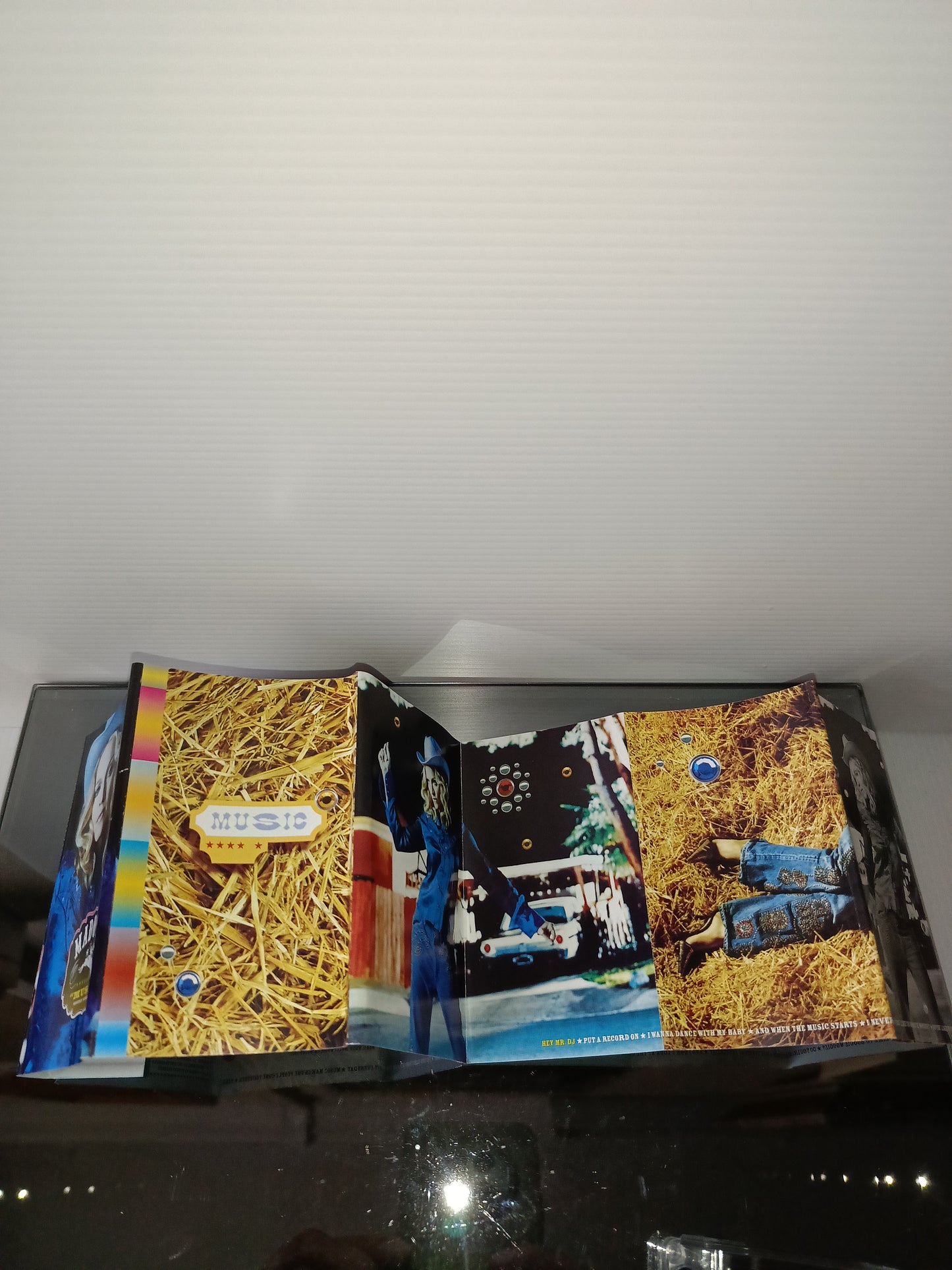 Music Madonna Musicassetta
Edita nel 2000 da  WB cod.9362-47865-4