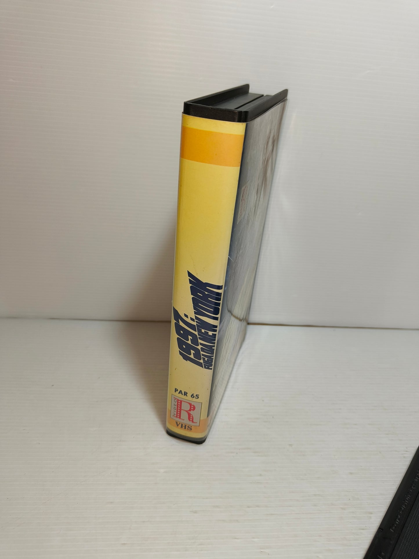 VHS 1997: fuga da New York, LEGGI