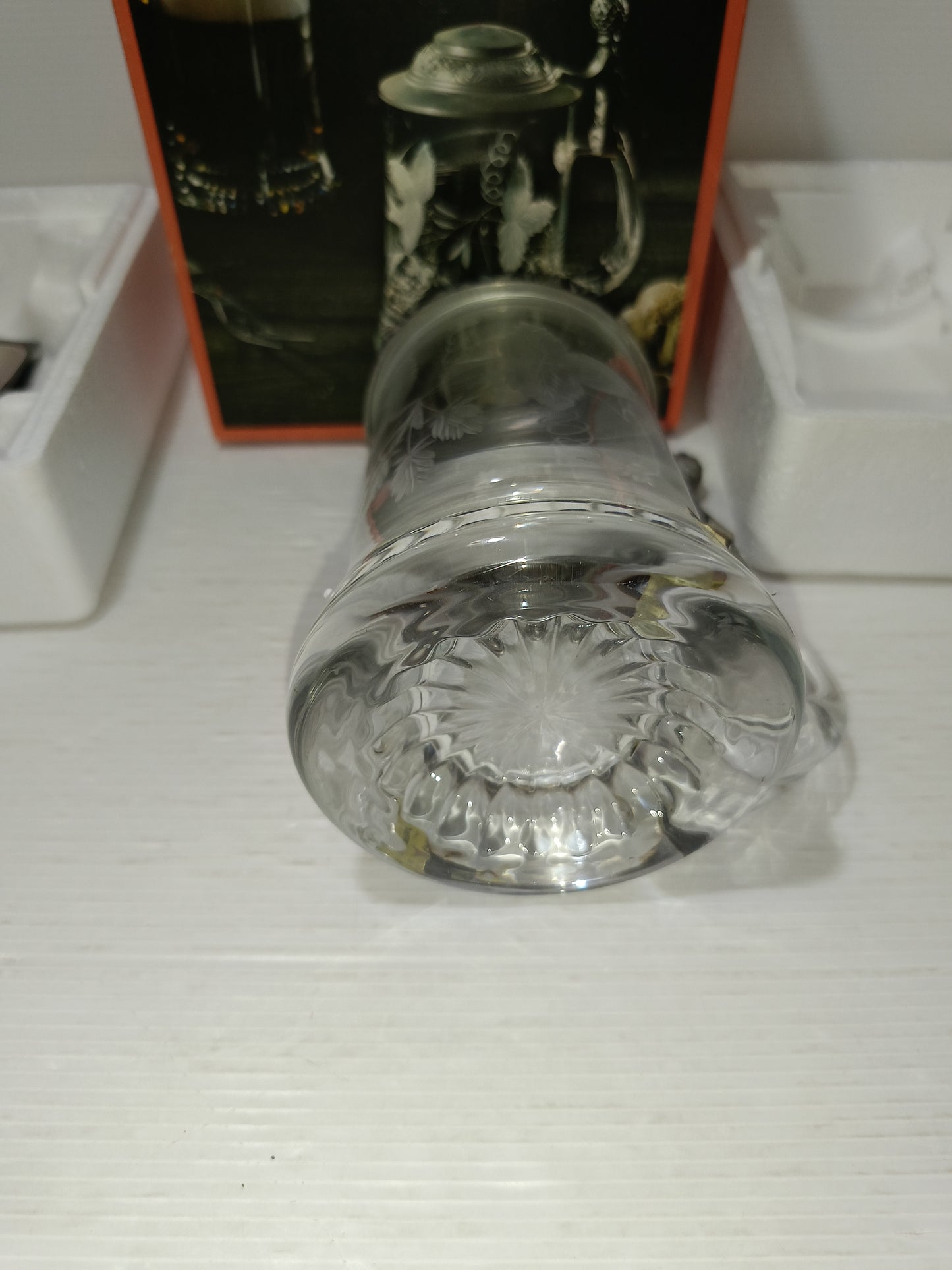 Boccale Rastal design -Studio Made in Germany
In vetro di cristallo soffiato a bocca e Lavorato a mano con coperchio in stagno