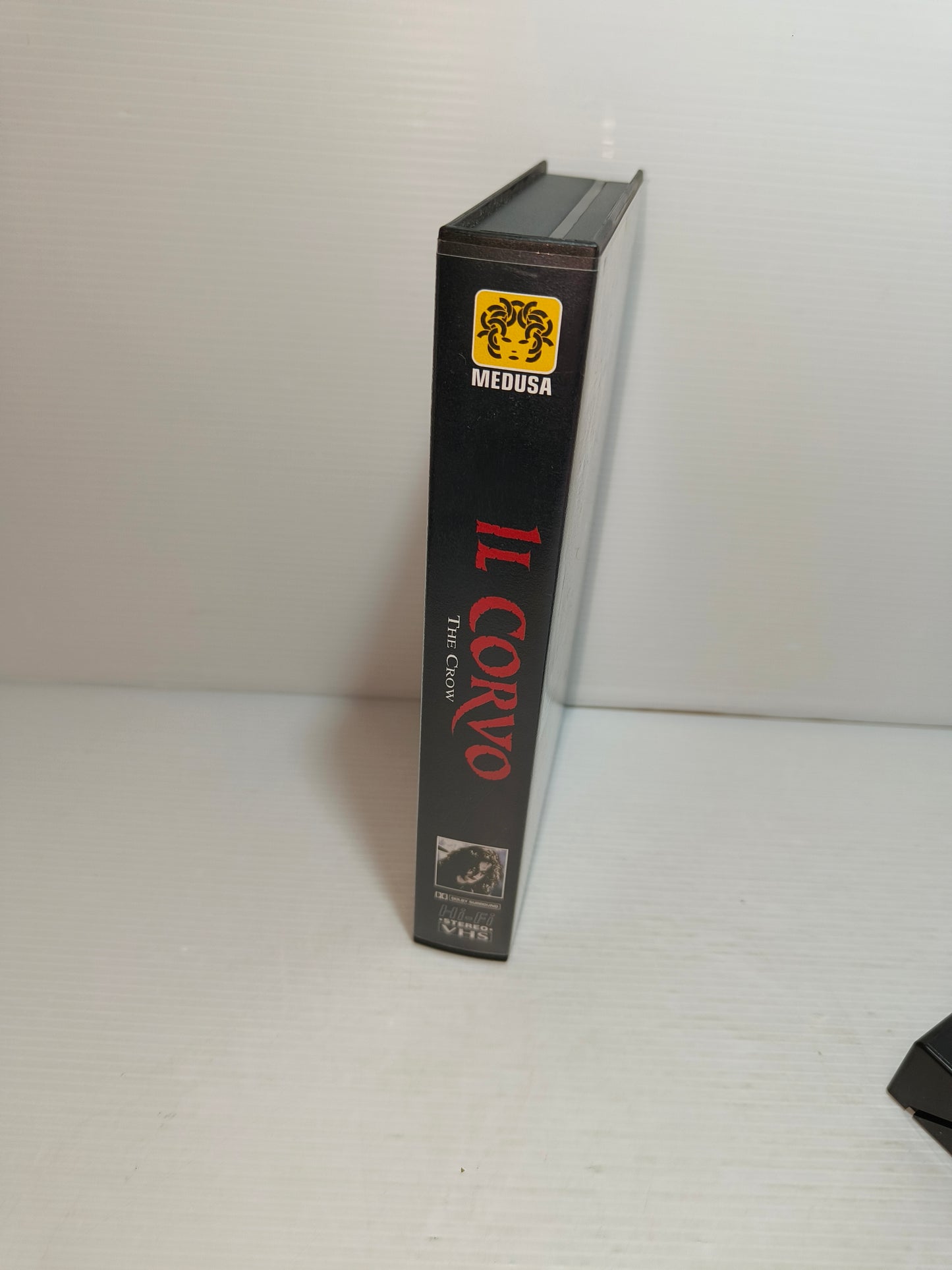 VHS Il Corvo con tatuaggio, LEGGI