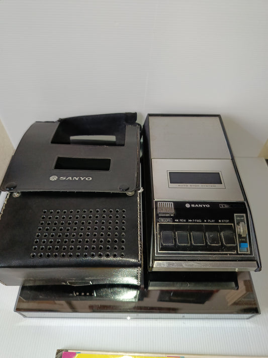 Sanyo Cassette Tape Recorder M2517
Con custodia
Non funzionante da riparare o per pezzi di ricambio.