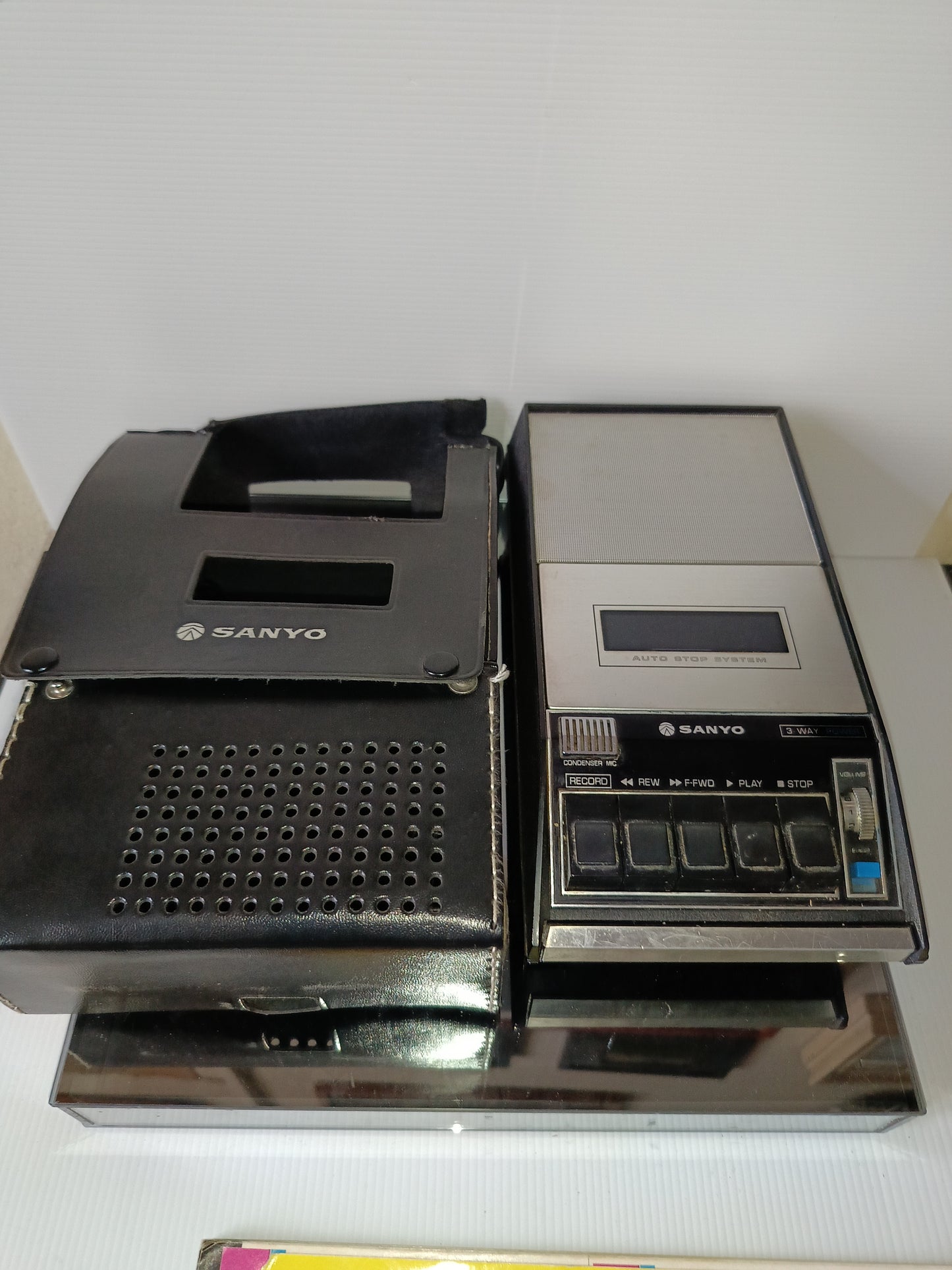 Sanyo Cassette Tape Recorder M2517
Con custodia
Non funzionante da riparare o per pezzi di ricambio.