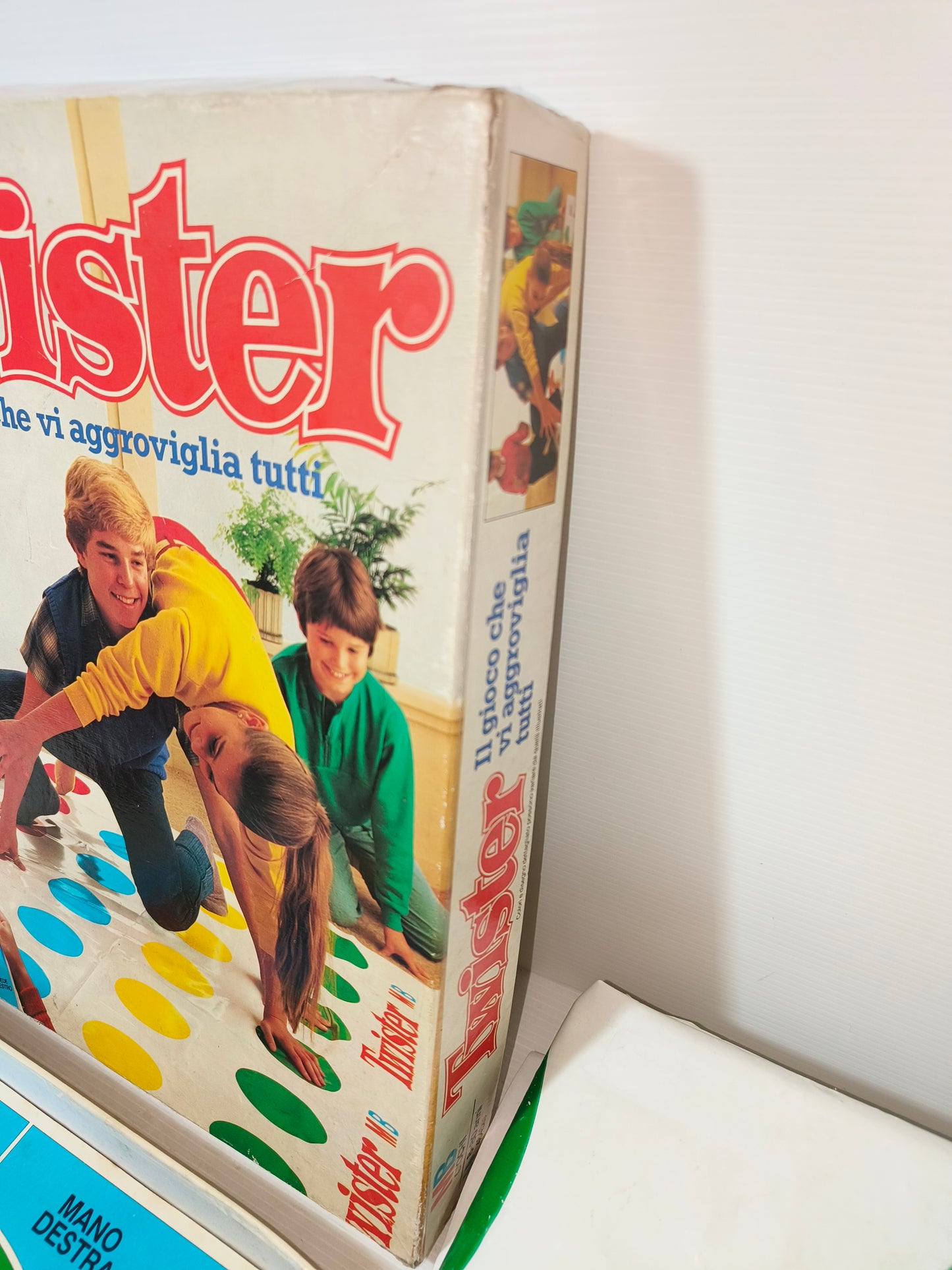 Gioco Twister anni 80, LEGGI