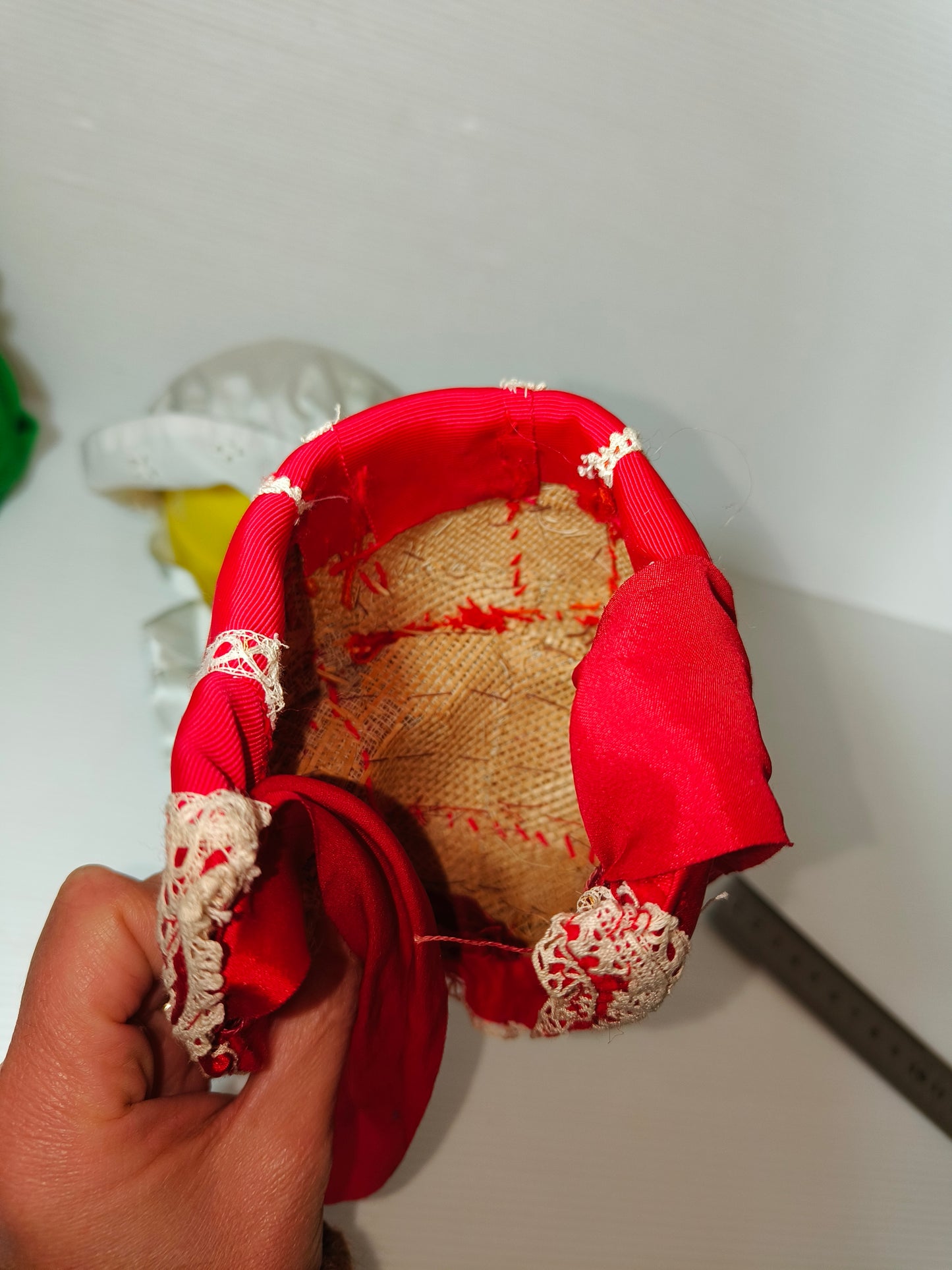 Cappelli antichi per bambole, LEGGI