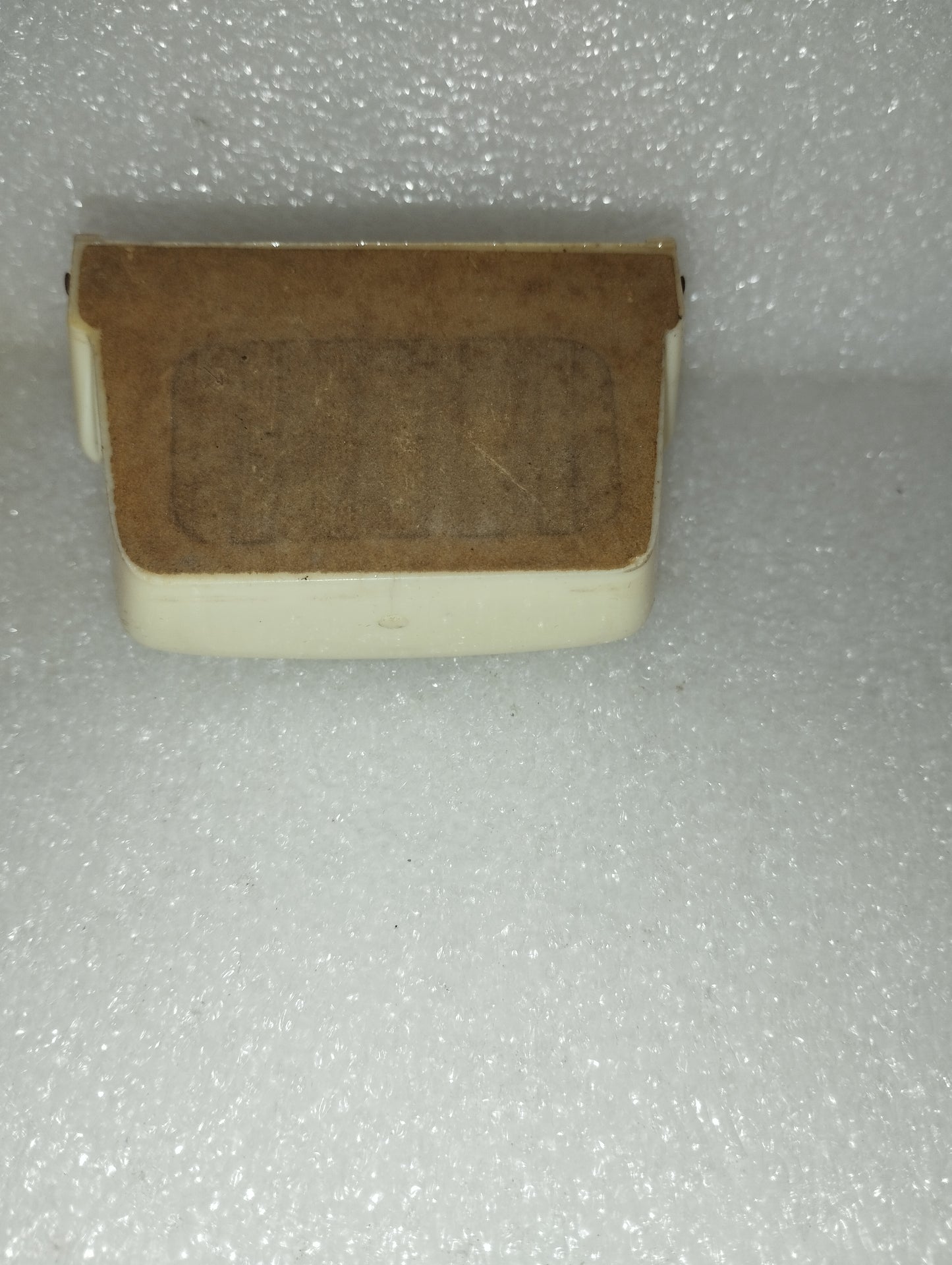 Posacenere Magnetico In Metallo e plastica Per Veicolo D'epoca Anni 60
Misure 7 x 4  x  3 cm circa