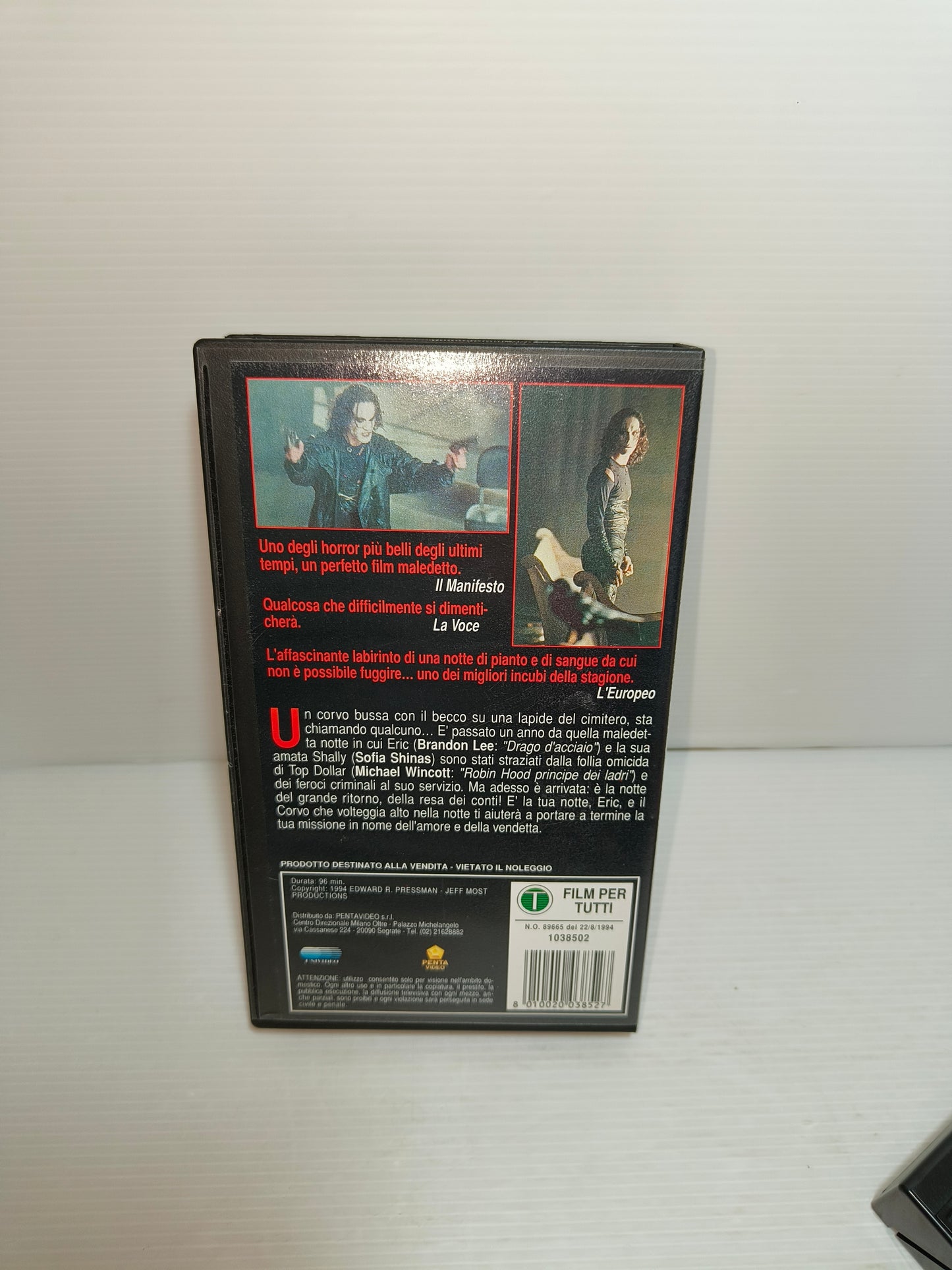 VHS Il Corvo con tatuaggio, LEGGI