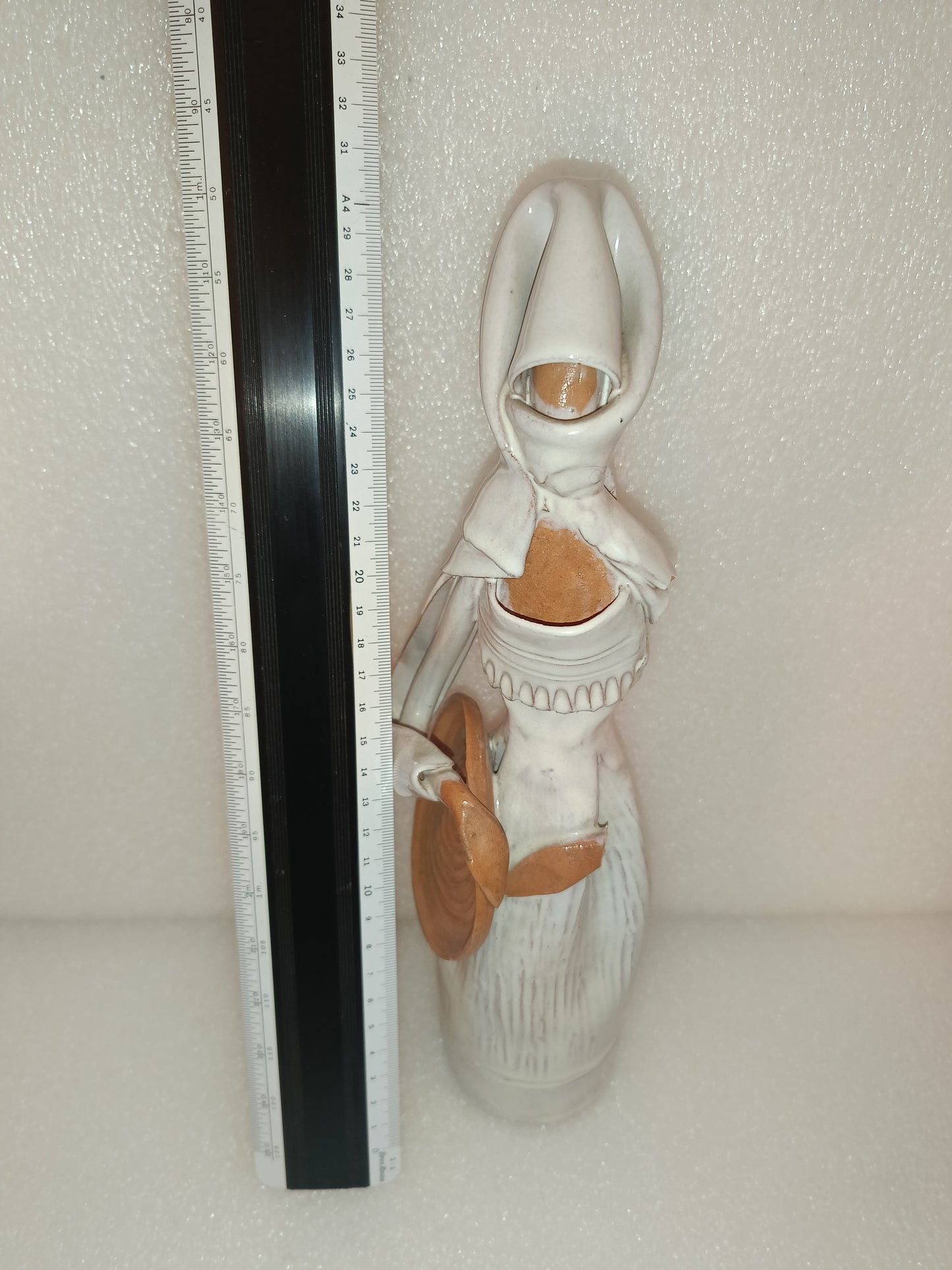 Statua Donna Sarda
Ceramica d'Arte di Emilia Paloma
Altezza cm.30 circa da restaurare