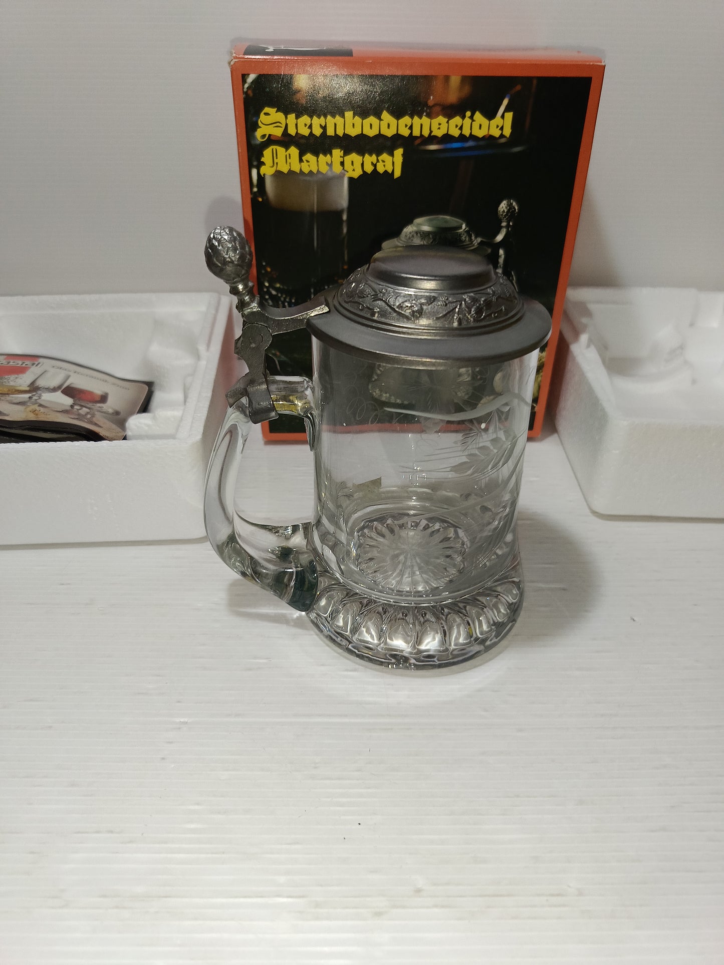 Boccale Rastal design -Studio Made in Germany
In vetro di cristallo soffiato a bocca e Lavorato a mano con coperchio in stagno