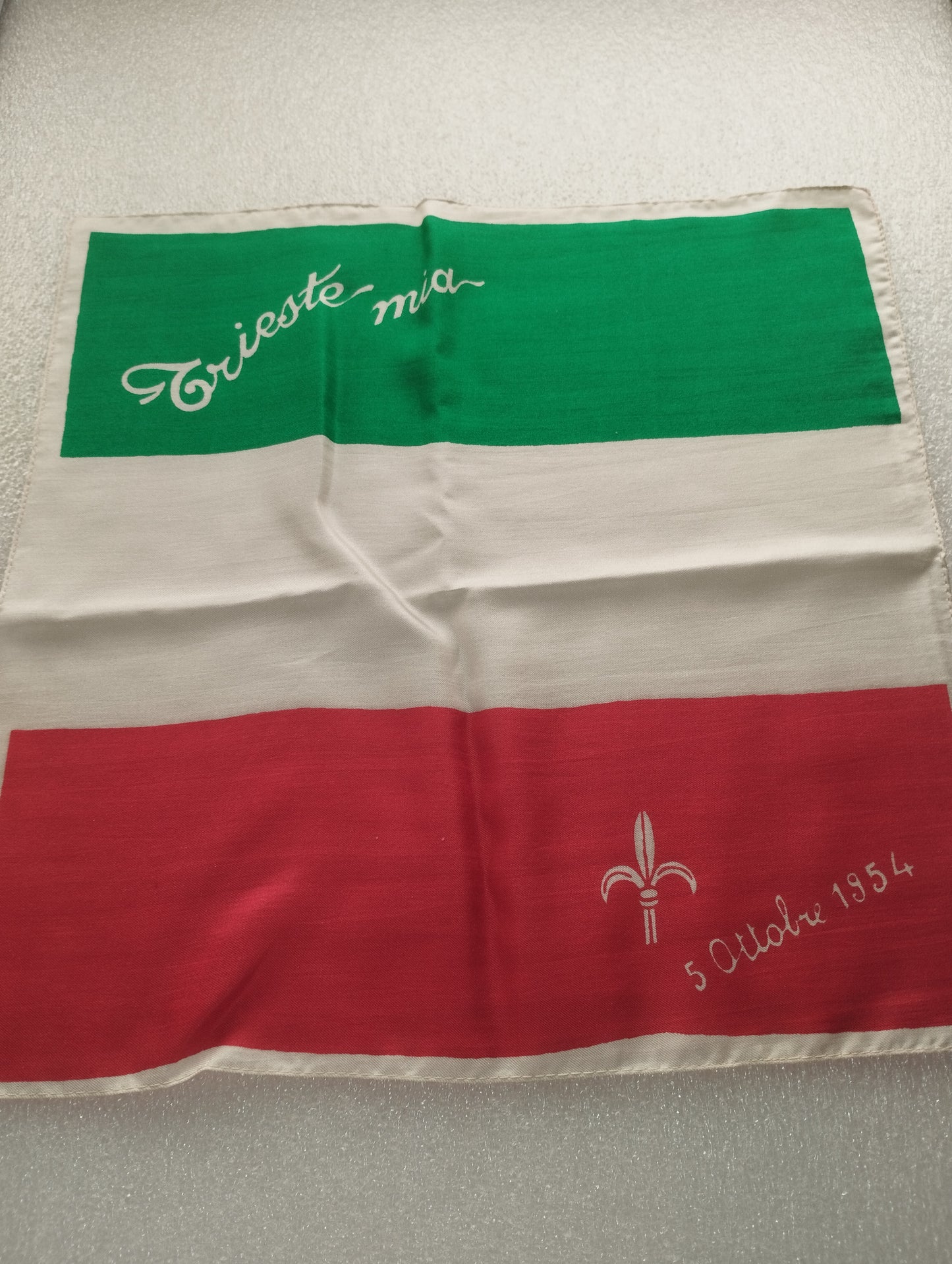 Fazzoletto Trieste Mia
In Seta
Misure 31 x 31 cm