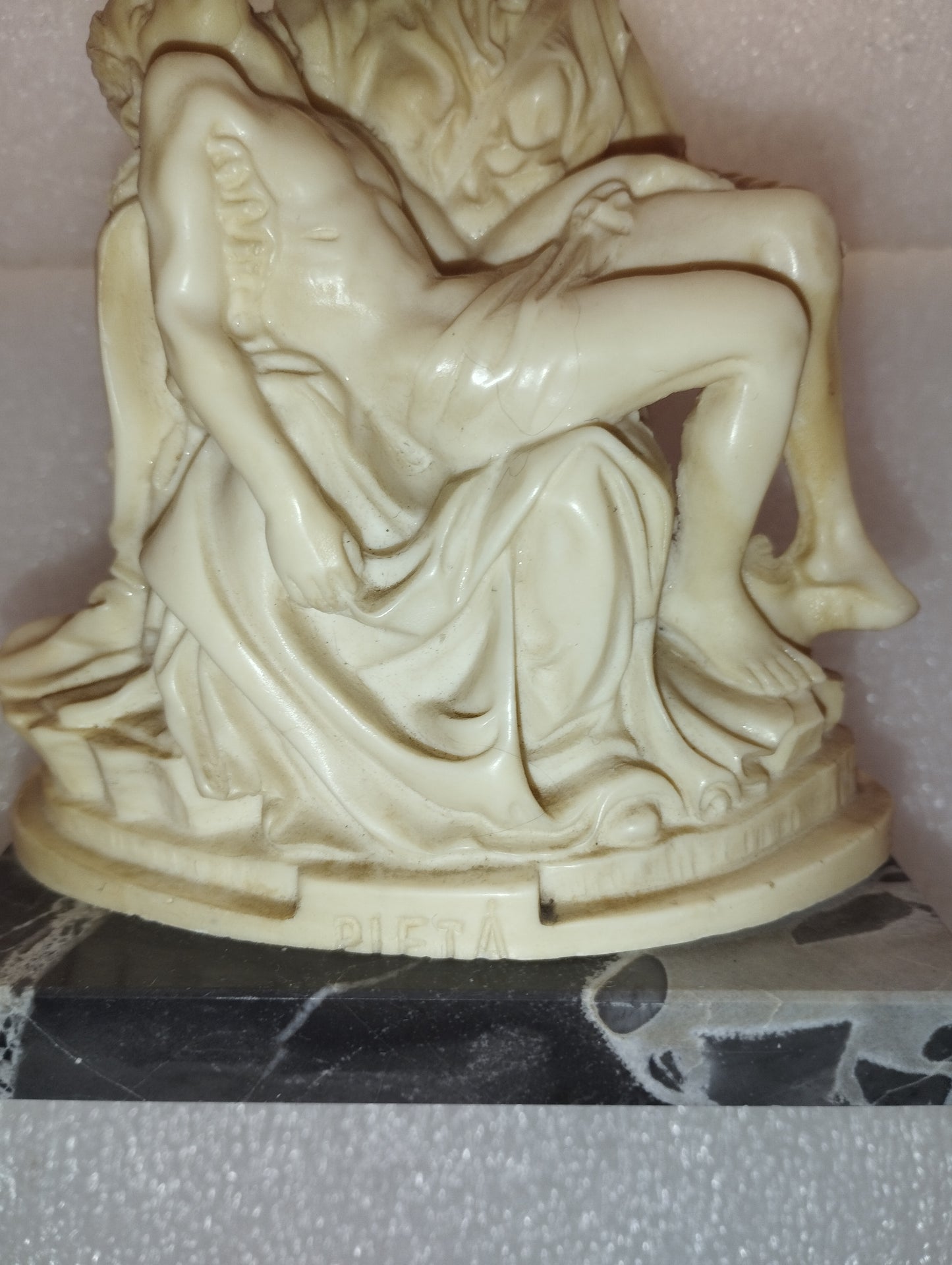 Pietà Di Michelangelo In Marmoresina
A.Santini Vintage
Misure 14h/10,5/7  cm circa