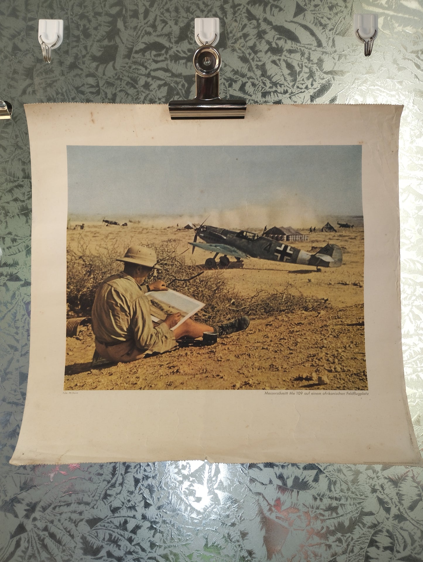Rara Stampa Messerschmitt Me 109 in un aeroporto africano
Da Calendario della  Luftwaffe 1942