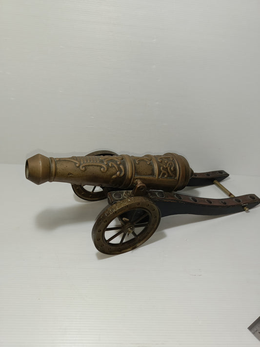 Cannone Decorativo In Bronzo E Legno vintage
Lunghezza cm.47 circa
