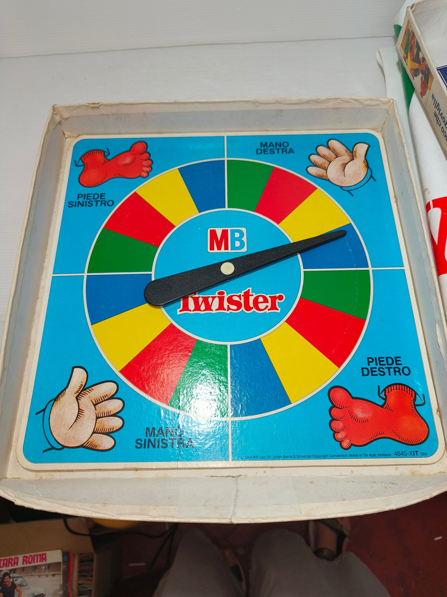 Gioco Twister anni 80, LEGGI