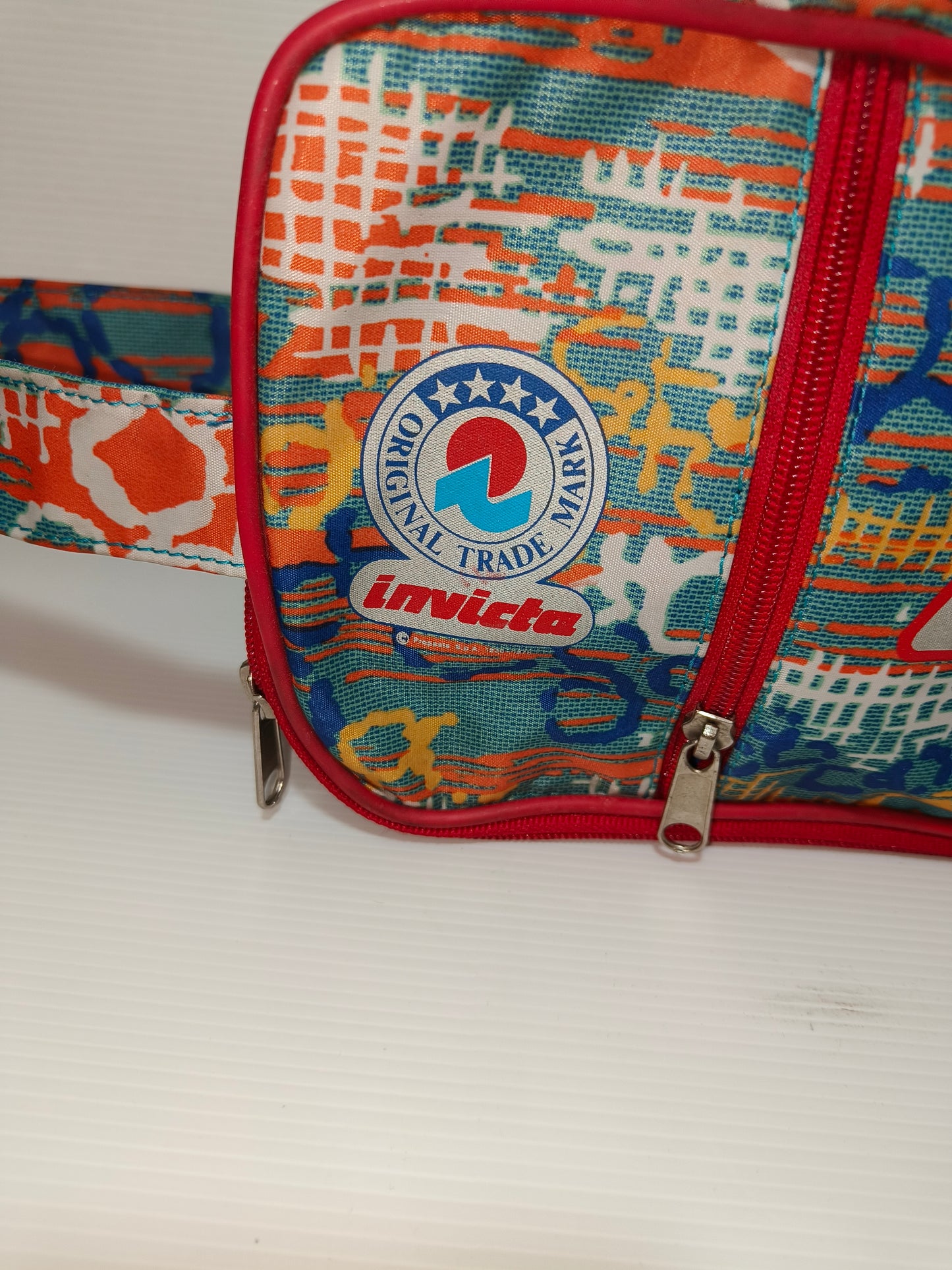 Astuccio Invicta vintage, LEGGI