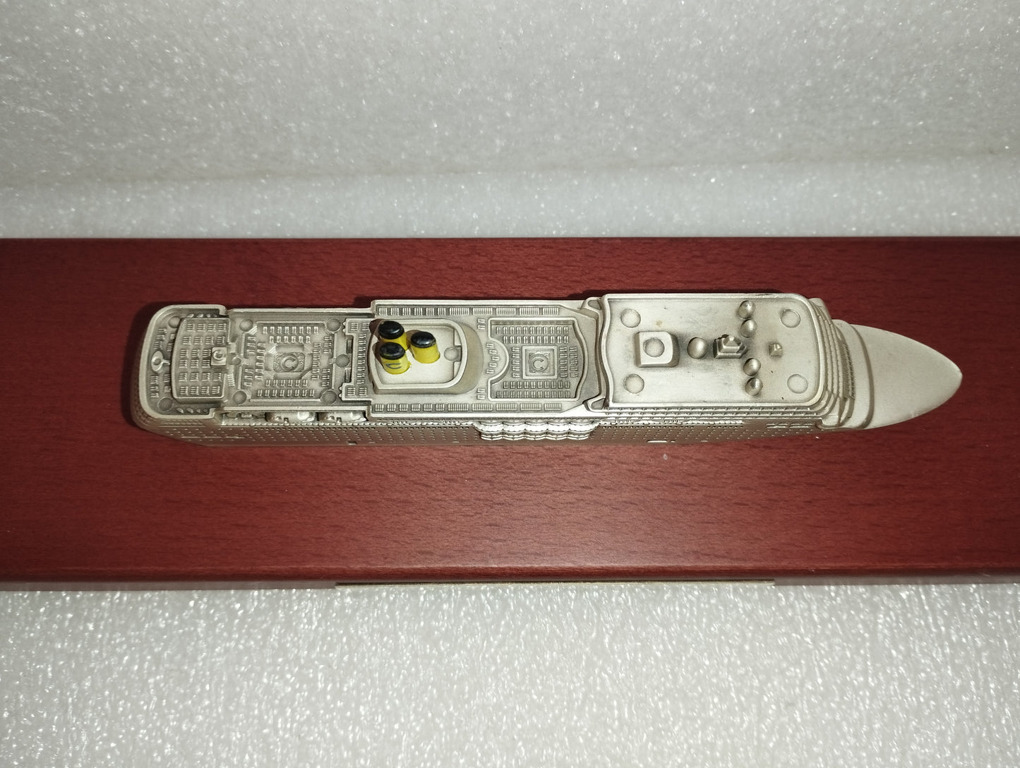 Costa neoRomantica In Metallo Con Base In Legno
Made in Italy