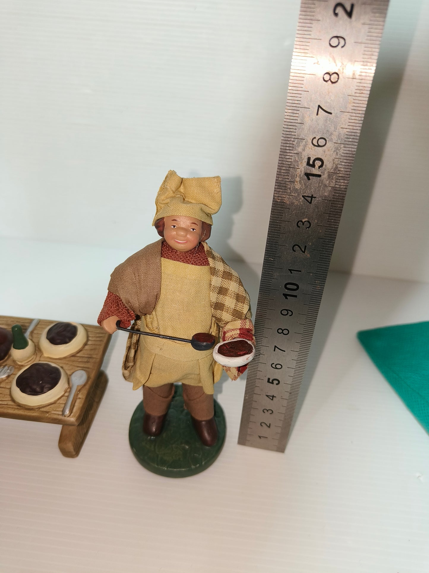 Statuina cuoco e tavola imbandita arredamento presepe in coccio, LEGGI