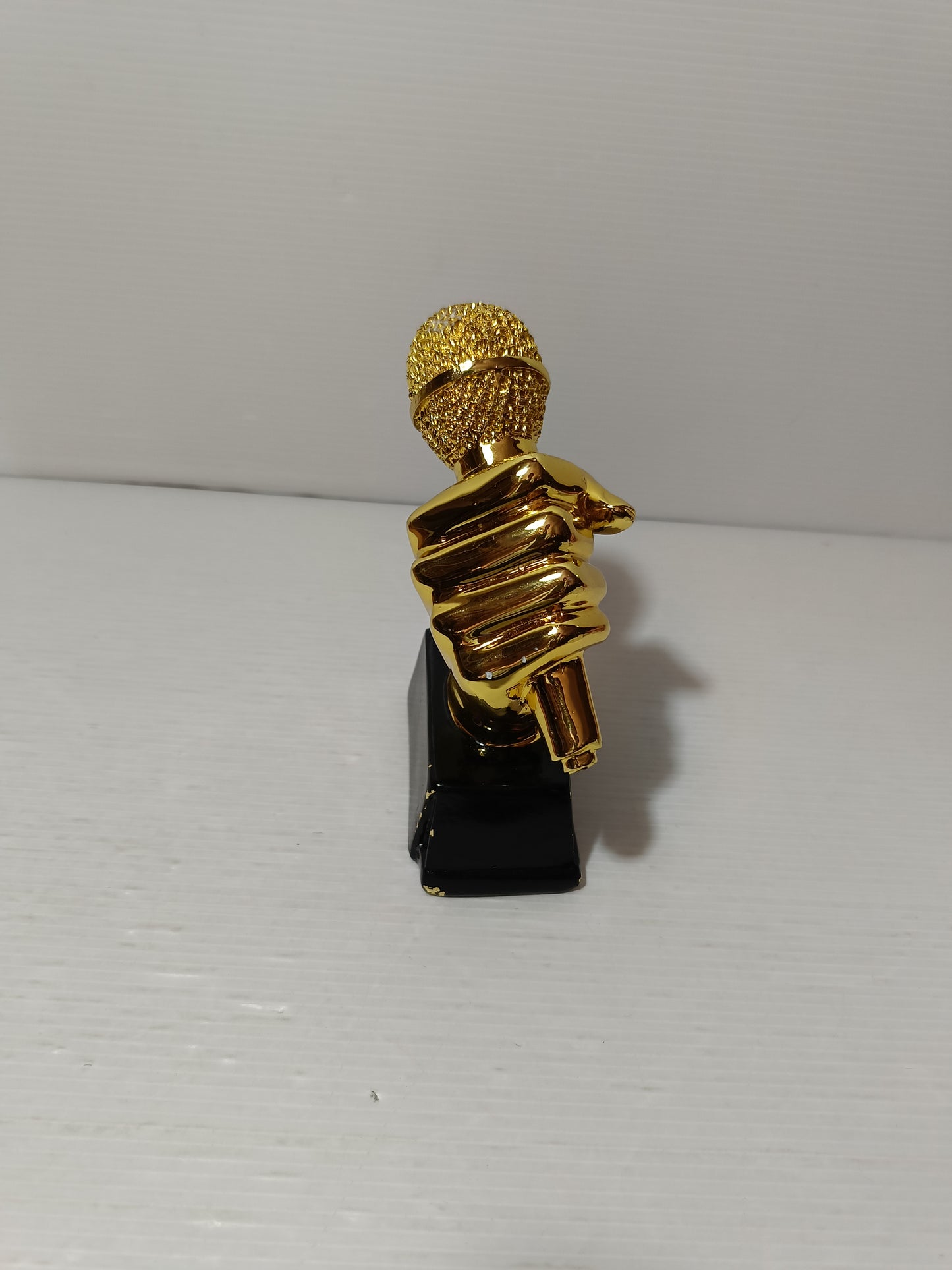 Scultura Mano Con Microfono Dorata
In resina