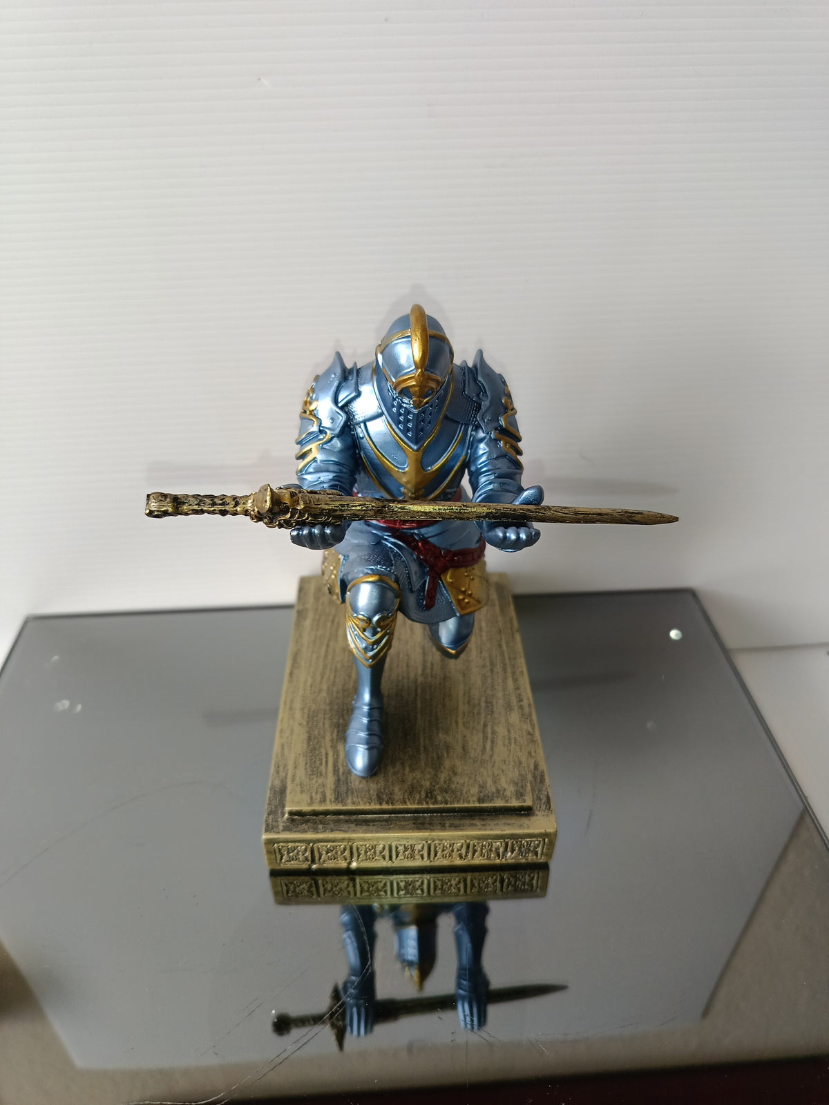 Cavaliere In Resina