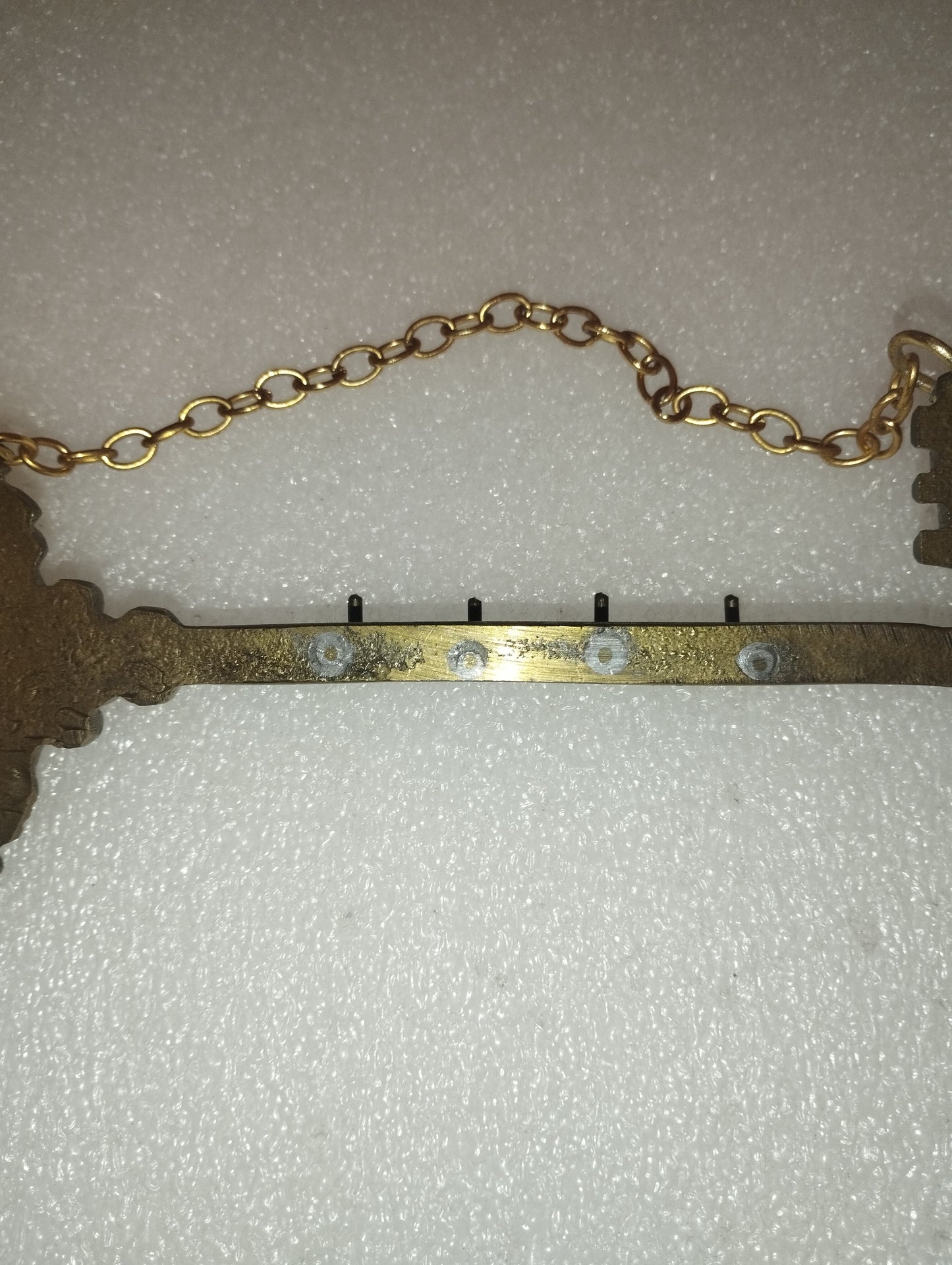 Portachiavi In Ottone Vintage A Forma Di Chiave
Lunghezza cm 24 circa