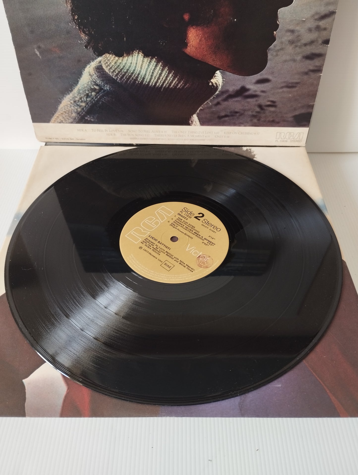 Images Lucio Battisti Lp 33 Giri
Edito nel 1977 da  RCA Cod.PL 11839