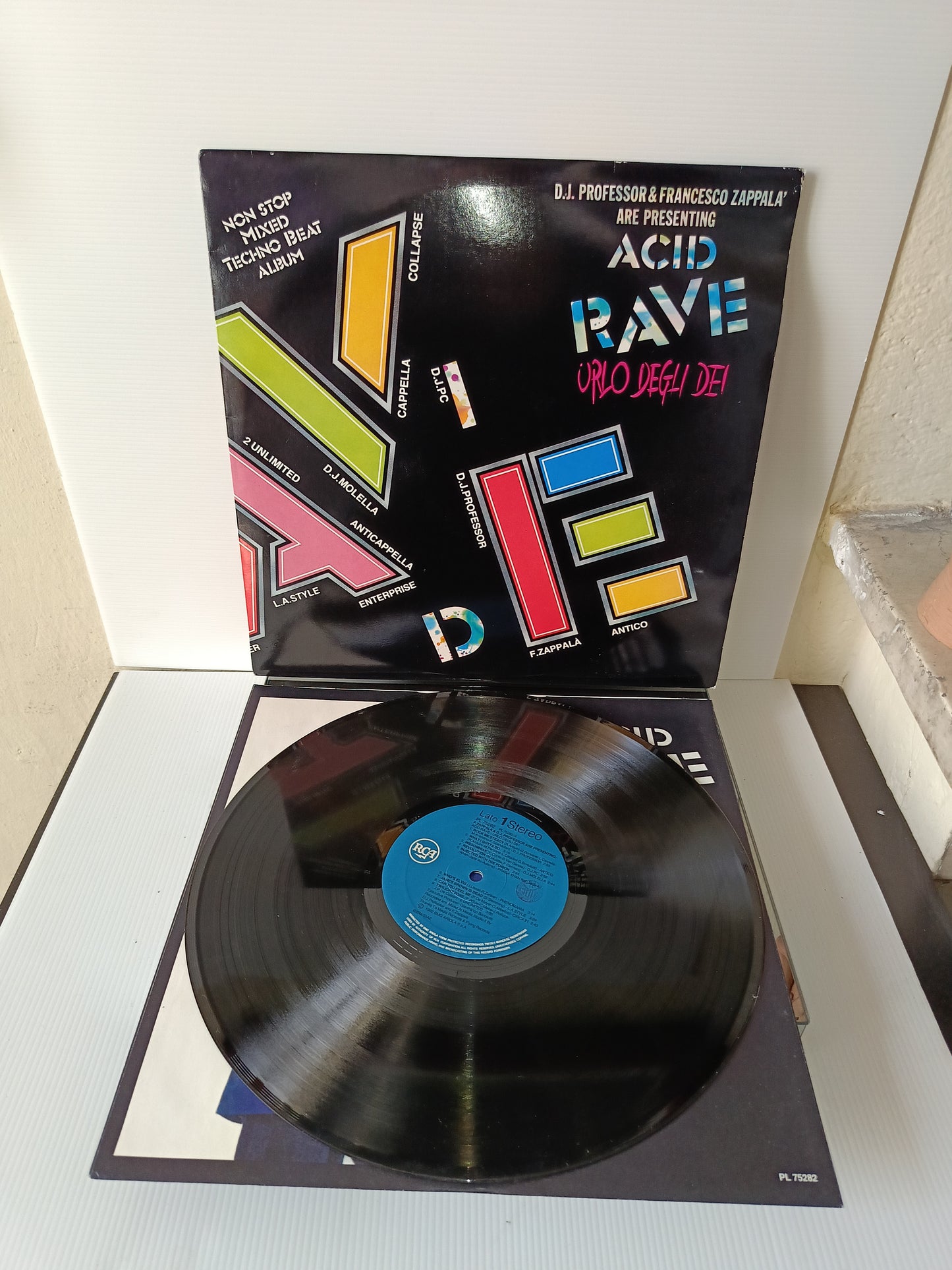 Acid Rave Urlo Degli Dei
D.J.Professor & Francesco Zappalà Lp Giri Edito nel 1992 da RCA Cod.PL75282
