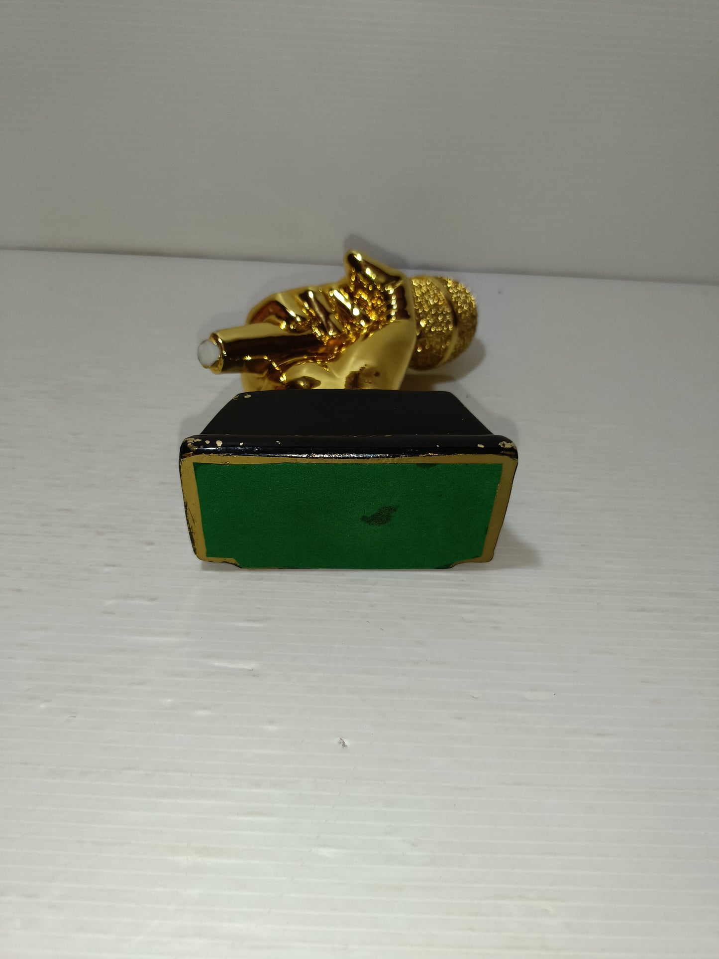 Scultura Mano Con Microfono Dorata
In resina