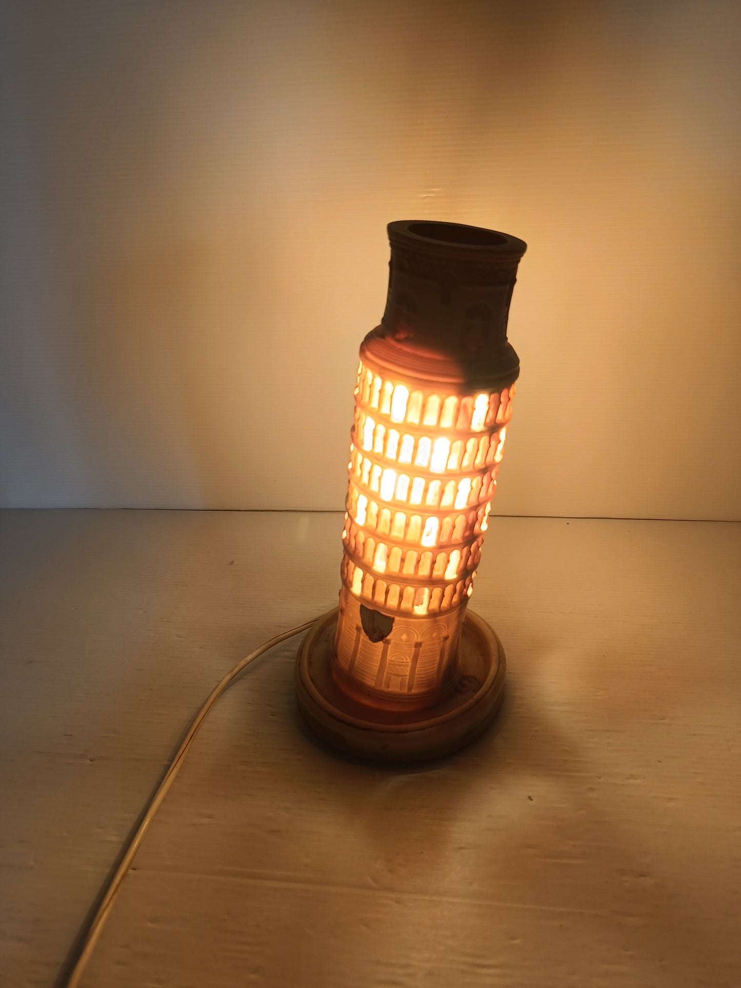 Souvenir Torre Di Pisa In Resina Con Luce Vintage
Altezza cm 24 circa