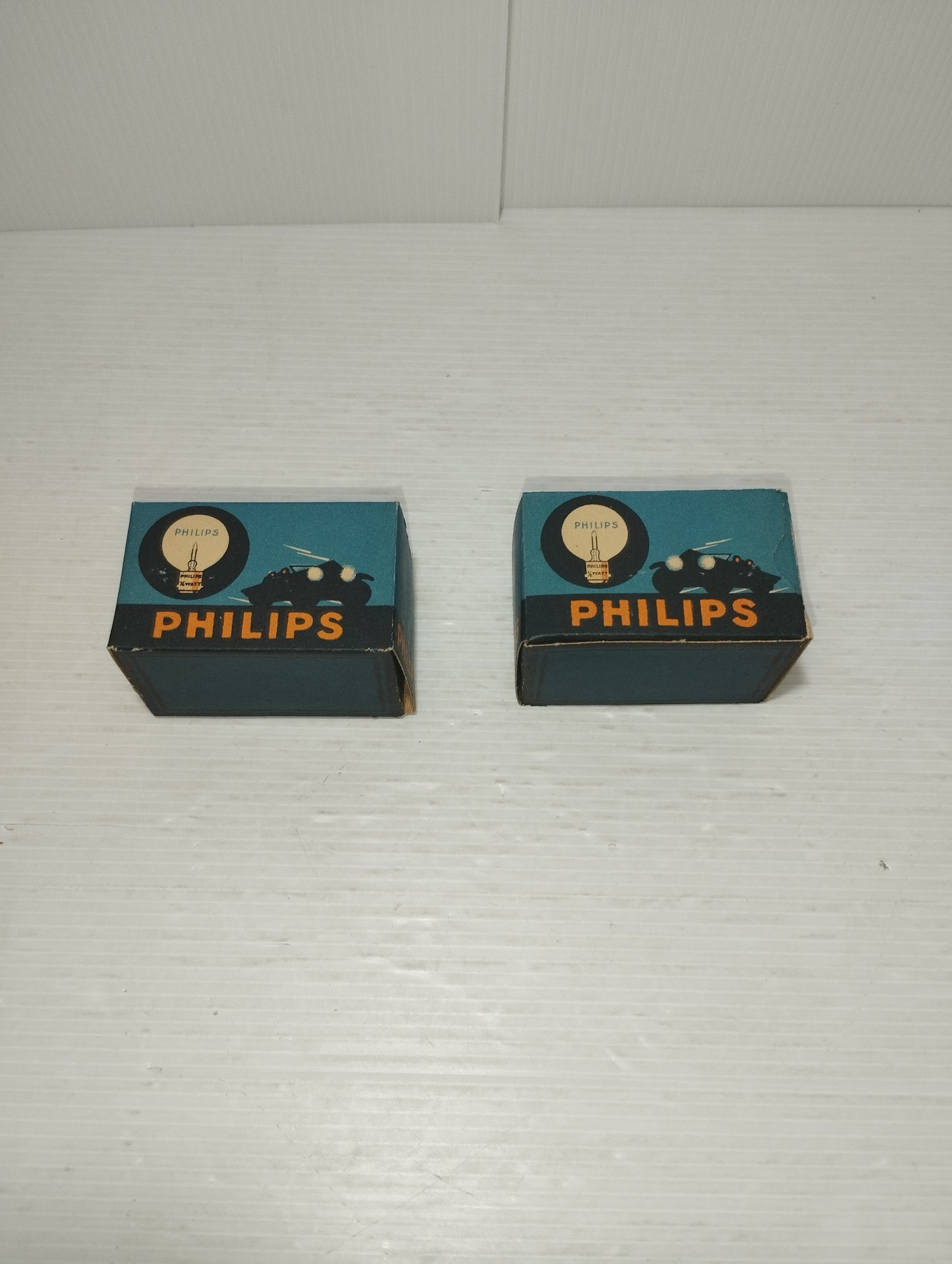 Philips 2 Antiche Lampadine Per Autovetture
6/8 volt - 1/2 watt