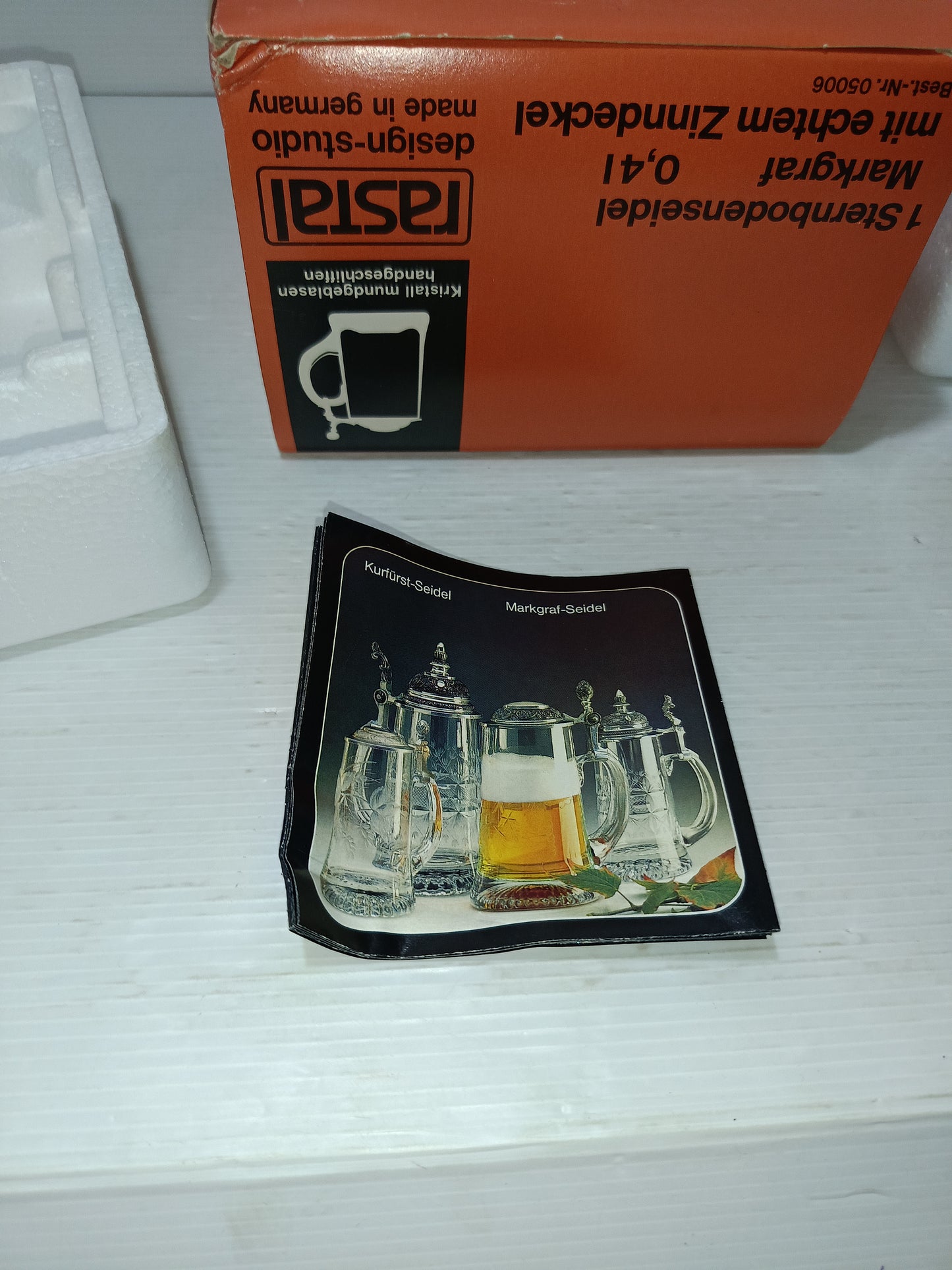 Boccale Rastal design -Studio Made in Germany
In vetro di cristallo soffiato a bocca e Lavorato a mano con coperchio in stagno