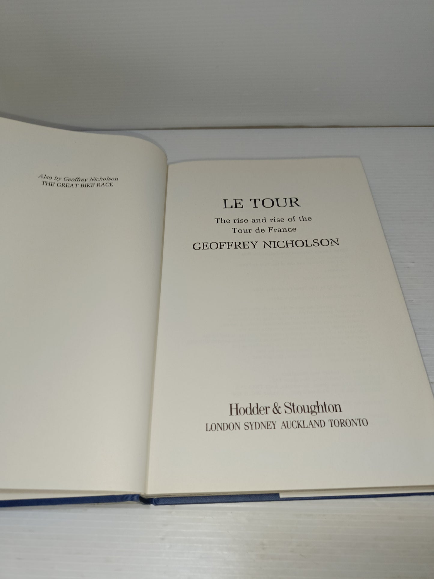 Le Tour Geoffrey Nicholson
Edito nel 1991 daHodder & Stoughton