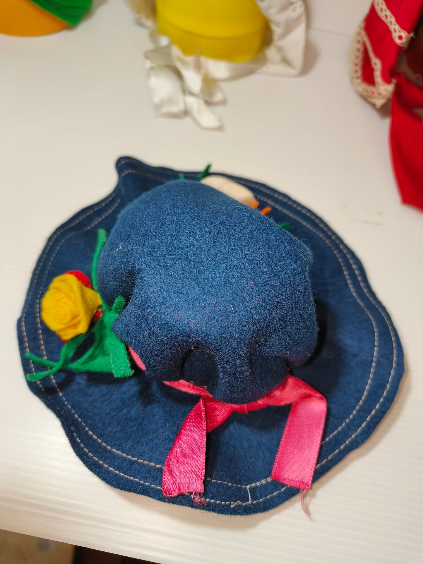 Cappelli antichi per bambole, LEGGI