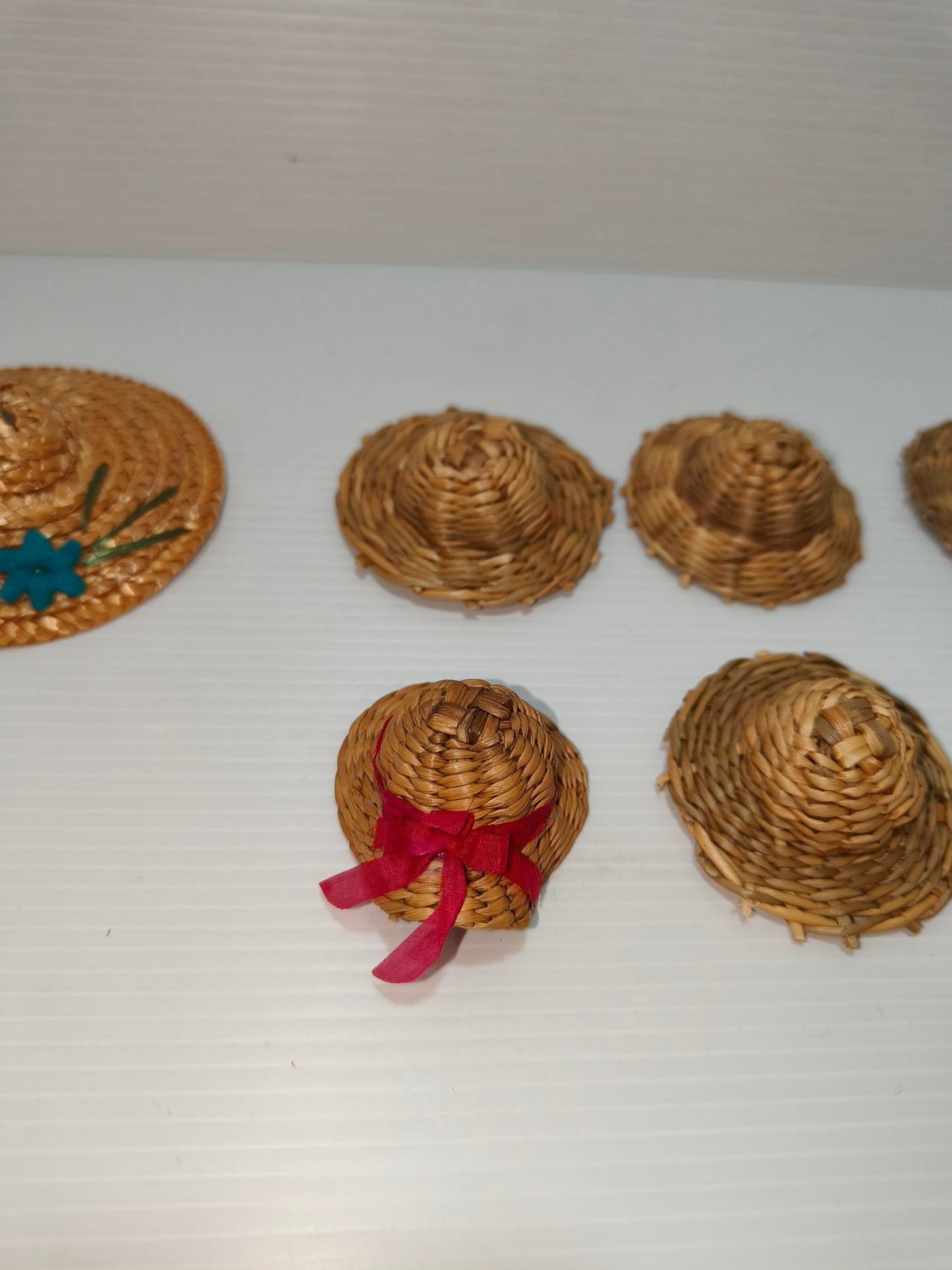 Cappelli in paglia per bambole vintage, LEGGI