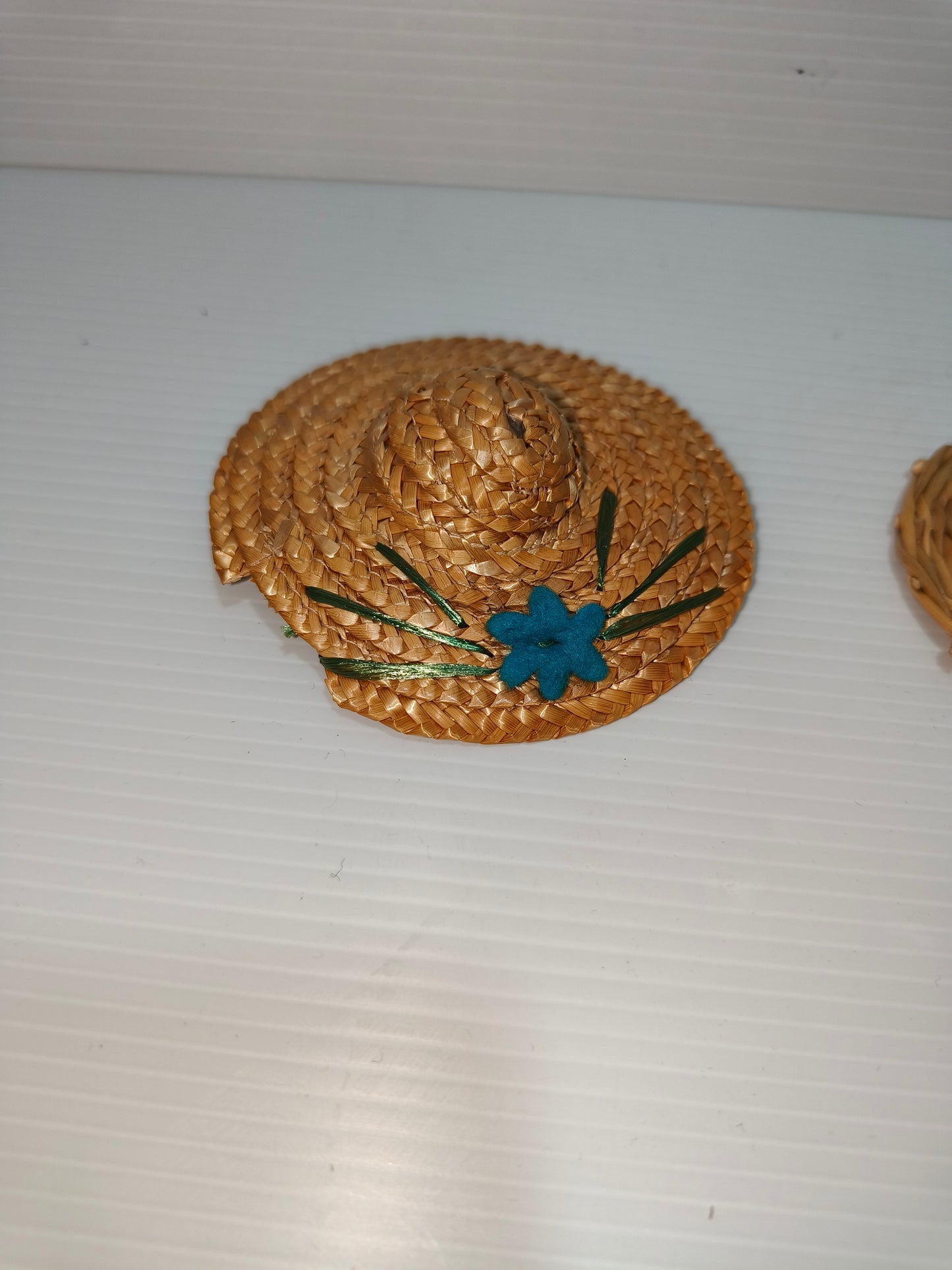 Cappelli in paglia per bambole vintage, LEGGI