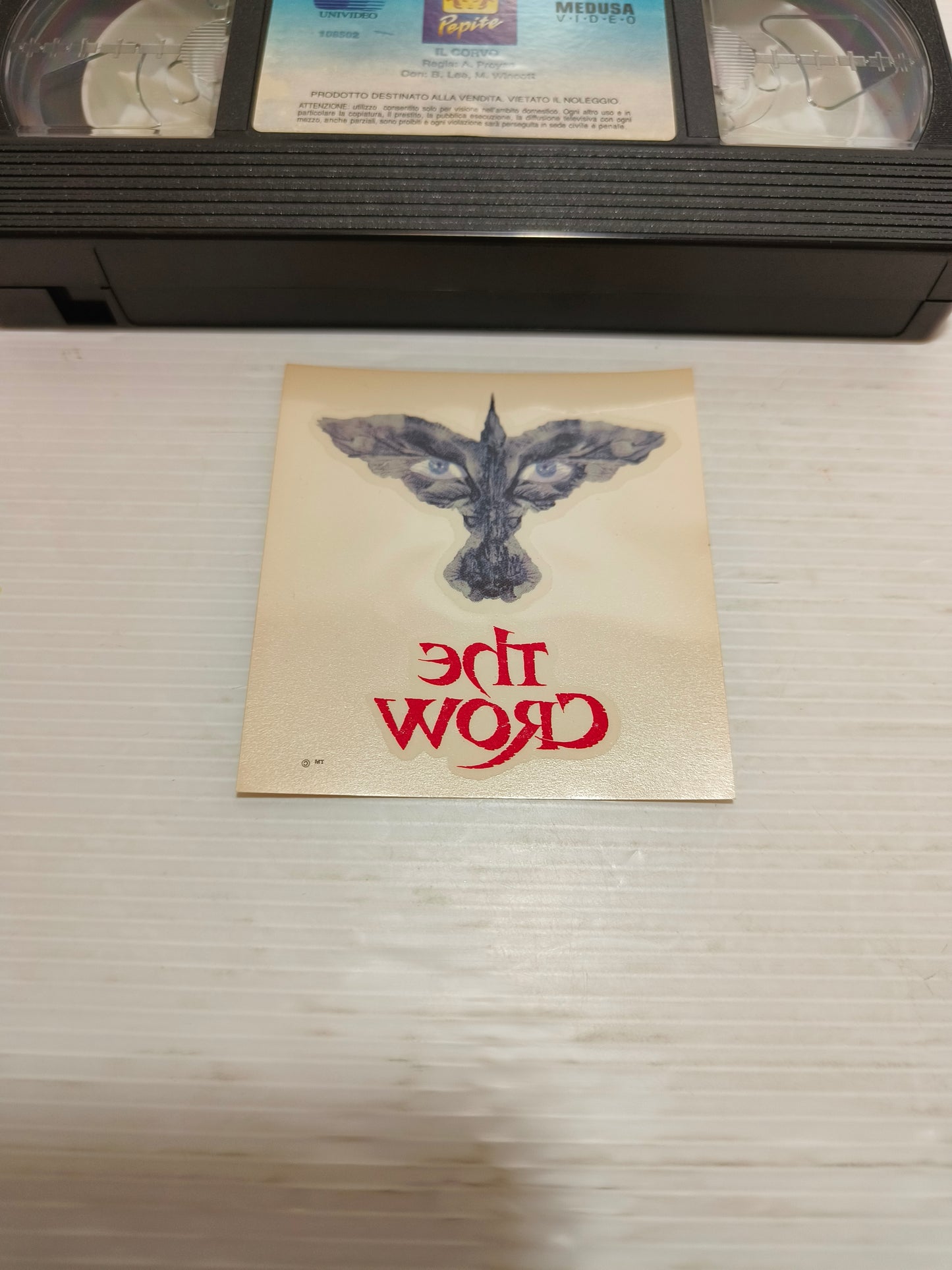 VHS Il Corvo con tatuaggio, LEGGI