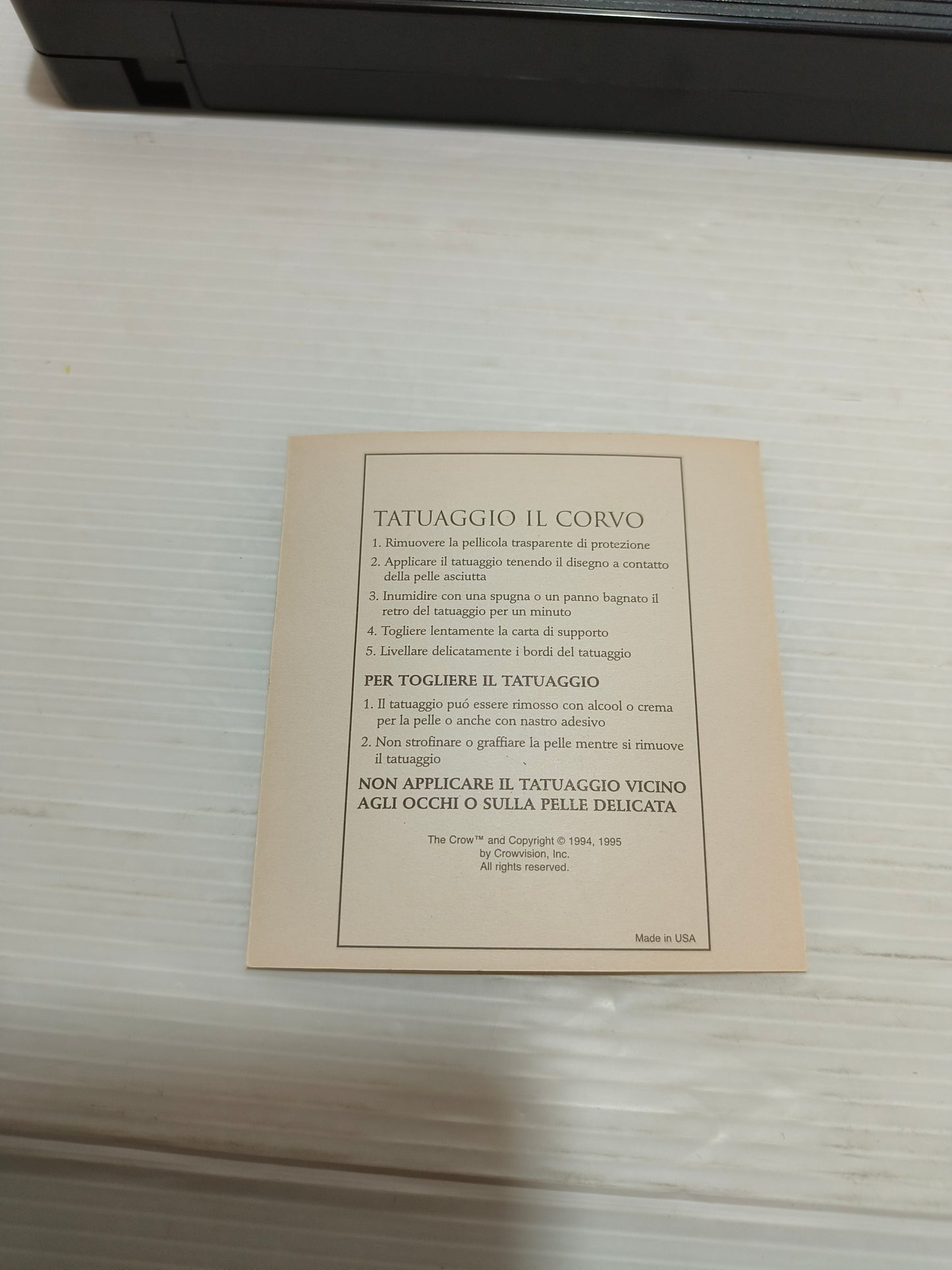 VHS Il Corvo con tatuaggio, LEGGI