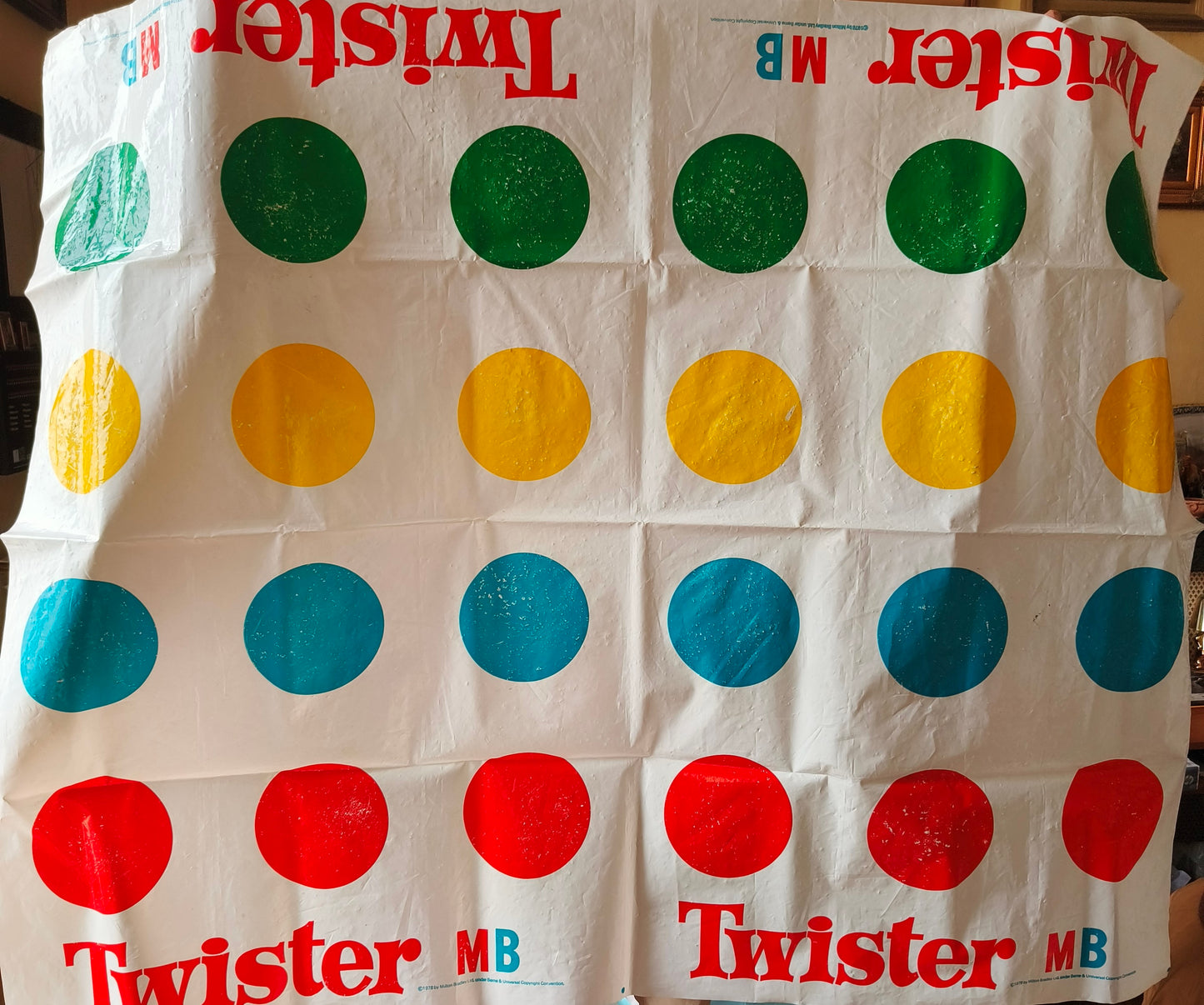 Gioco Twister anni 80, LEGGI