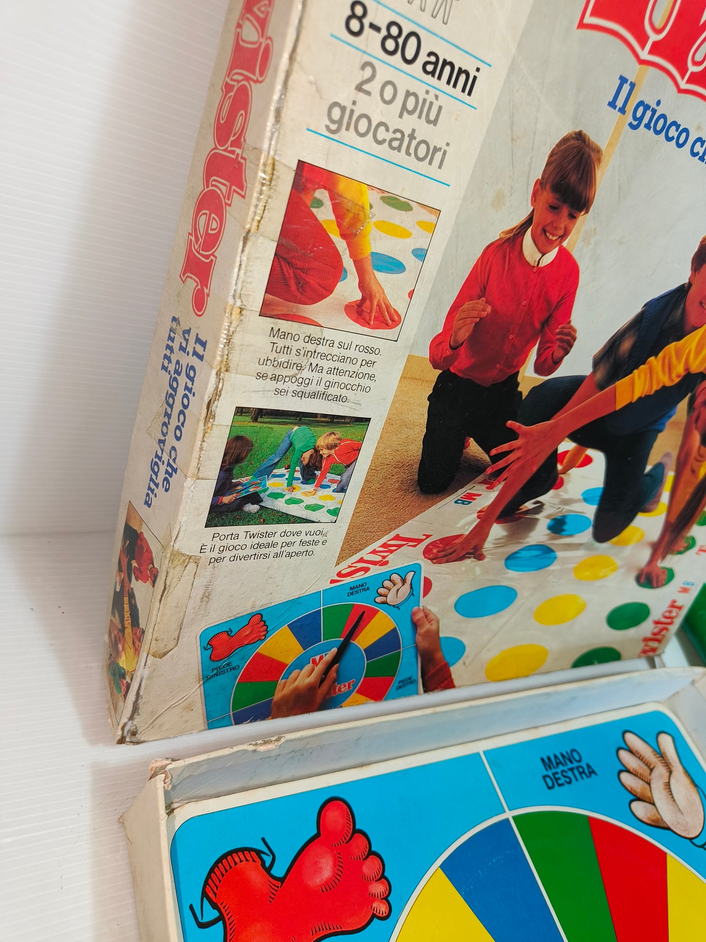 Gioco Twister anni 80, LEGGI