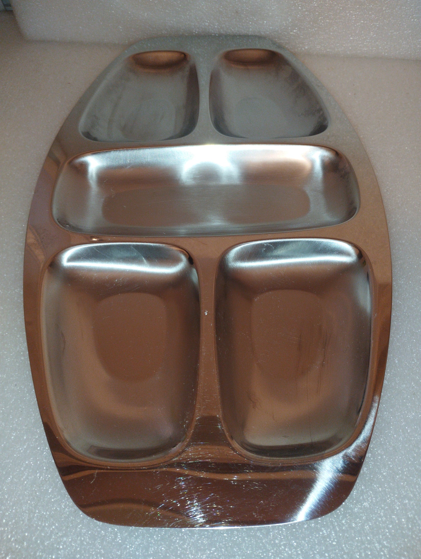 Vassoio Alessi In Acciaio 18/10
Antipastiera a 5 scomparti
Dimensioni 45 x 25 cm