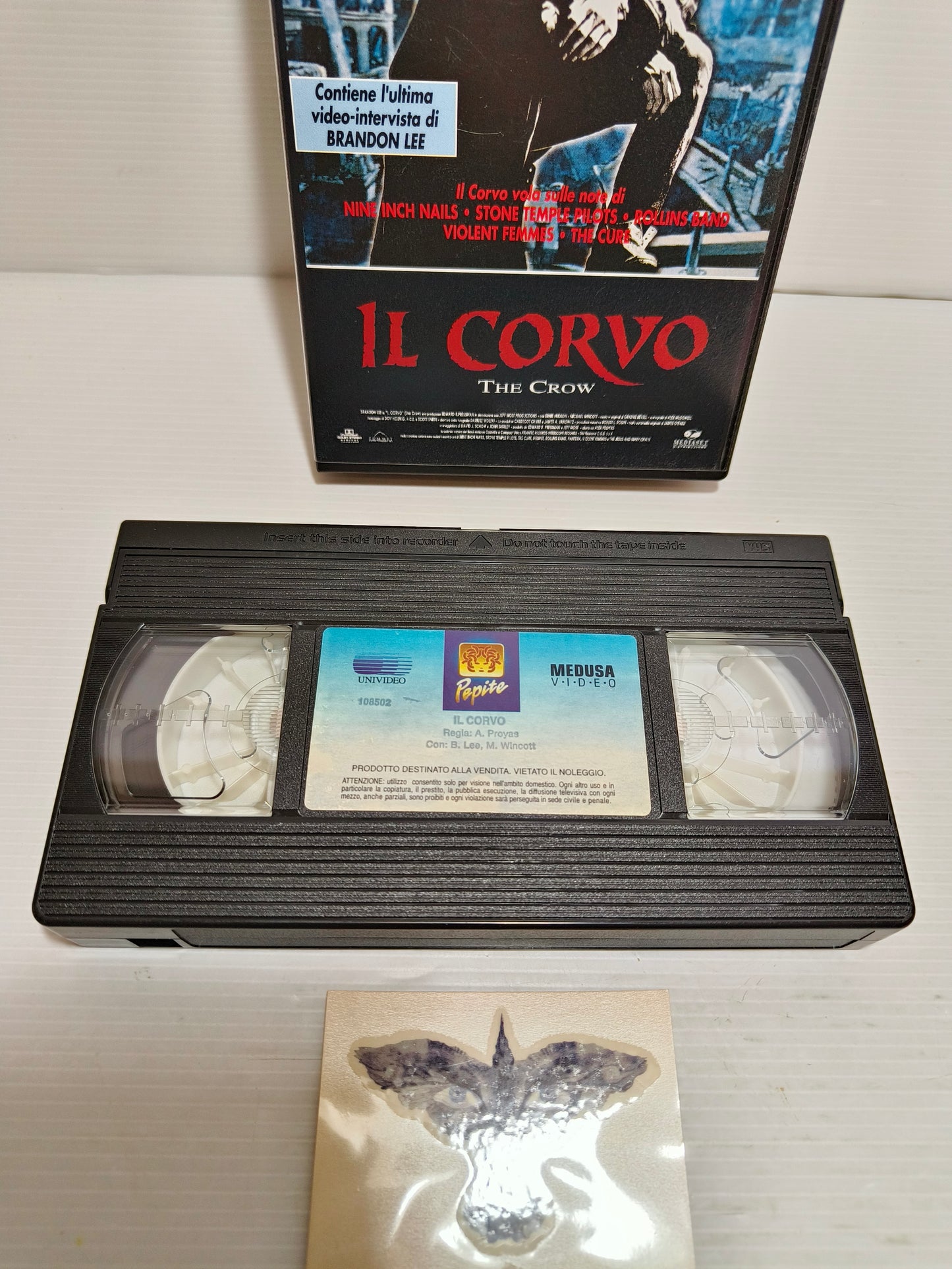 VHS Il Corvo con tatuaggio, LEGGI
