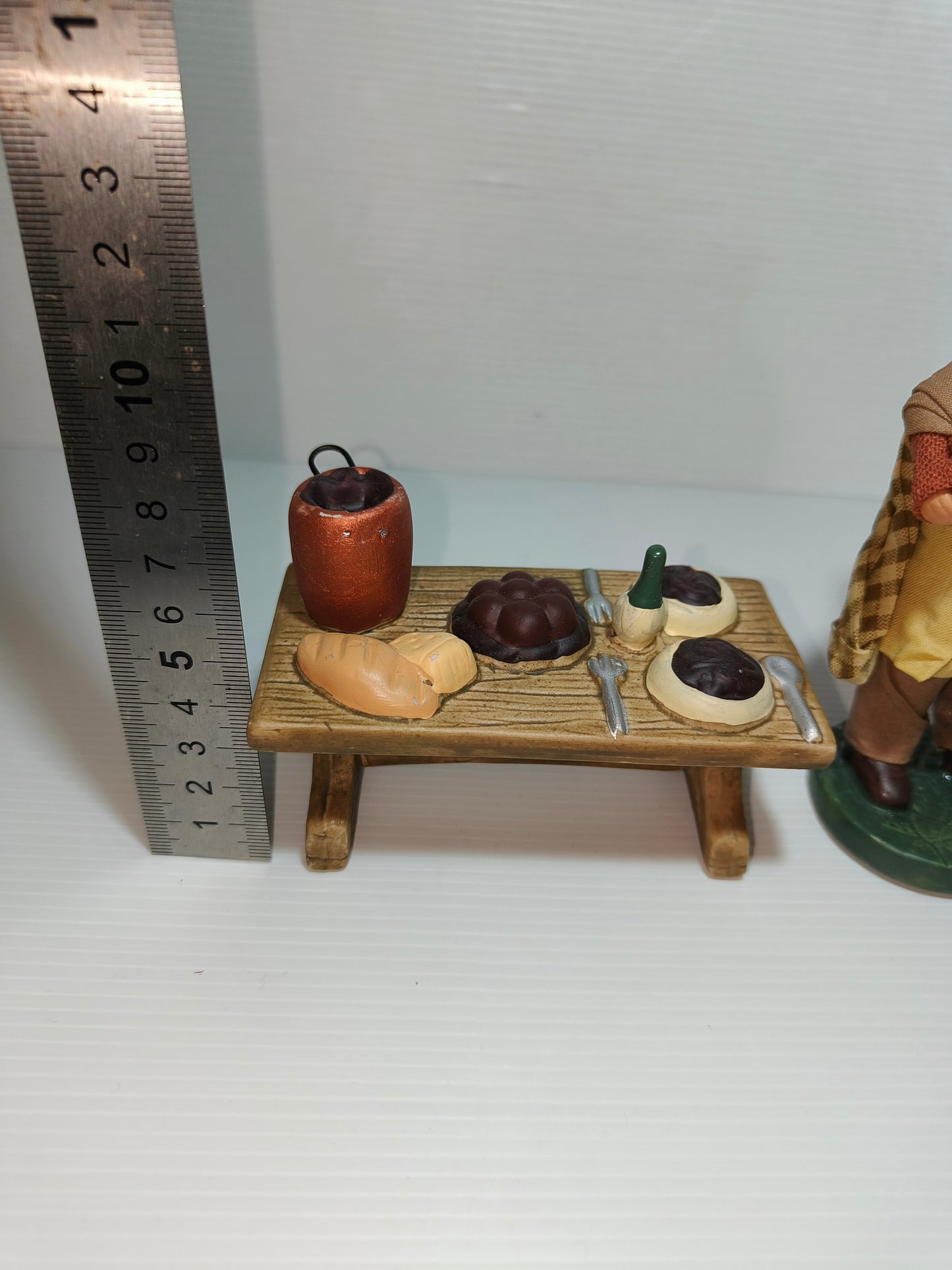 Statuina cuoco e tavola imbandita arredamento presepe in coccio, LEGGI