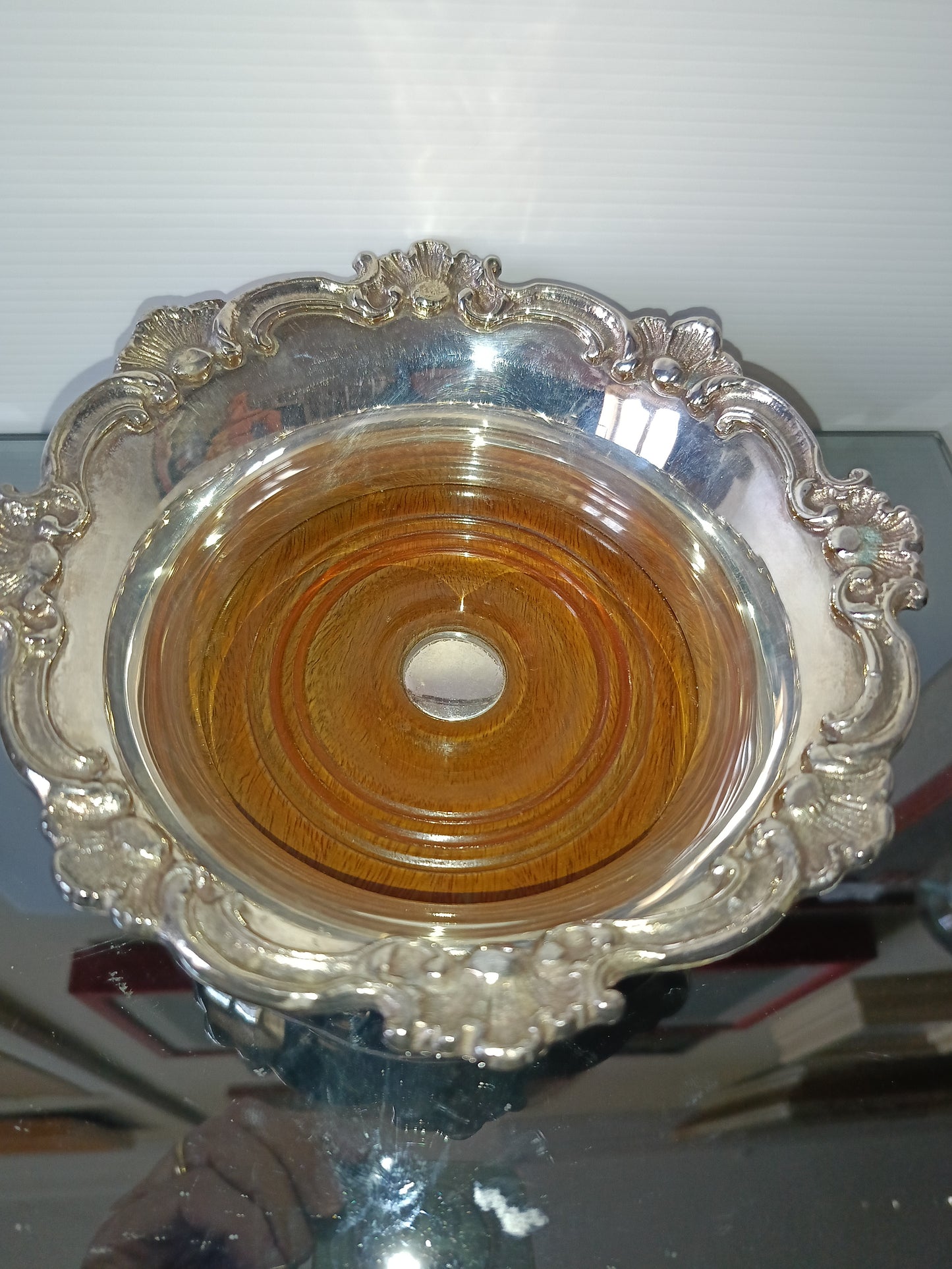 Riproduzione Sottobottiglia Da Originale D' Epoca Vittoriana
In metallo argentato e legno