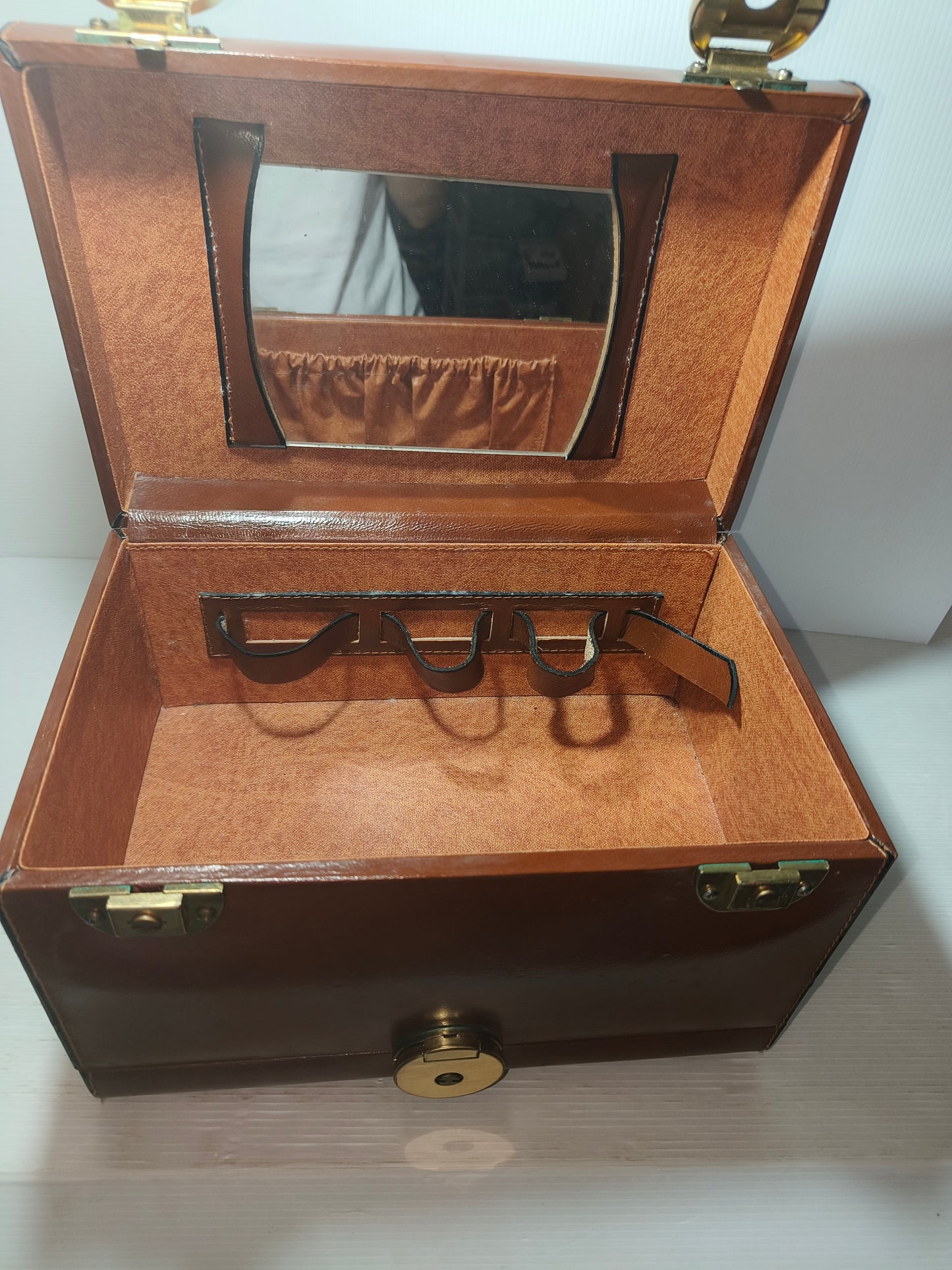 Beauty anni 50 in pelle, LEGGI