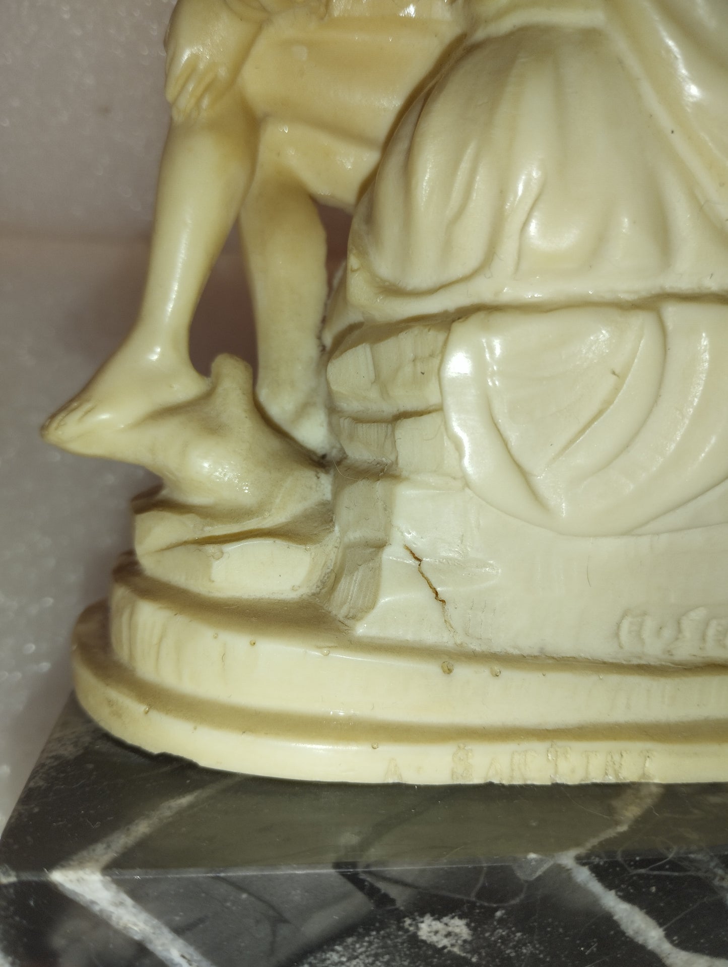 Pietà Di Michelangelo In Marmoresina
A.Santini Vintage
Misure 14h/10,5/7  cm circa