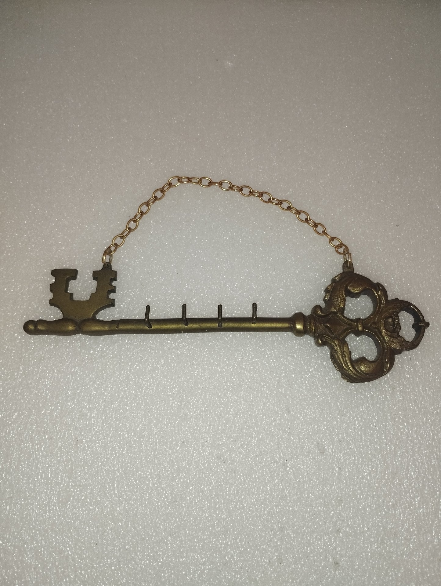 Portachiavi In Ottone Vintage A Forma Di Chiave
Lunghezza cm 24 circa