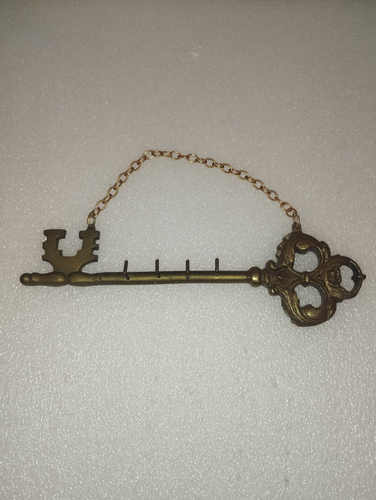 Portachiavi In Ottone Vintage A Forma Di Chiave
Lunghezza cm 24 circa