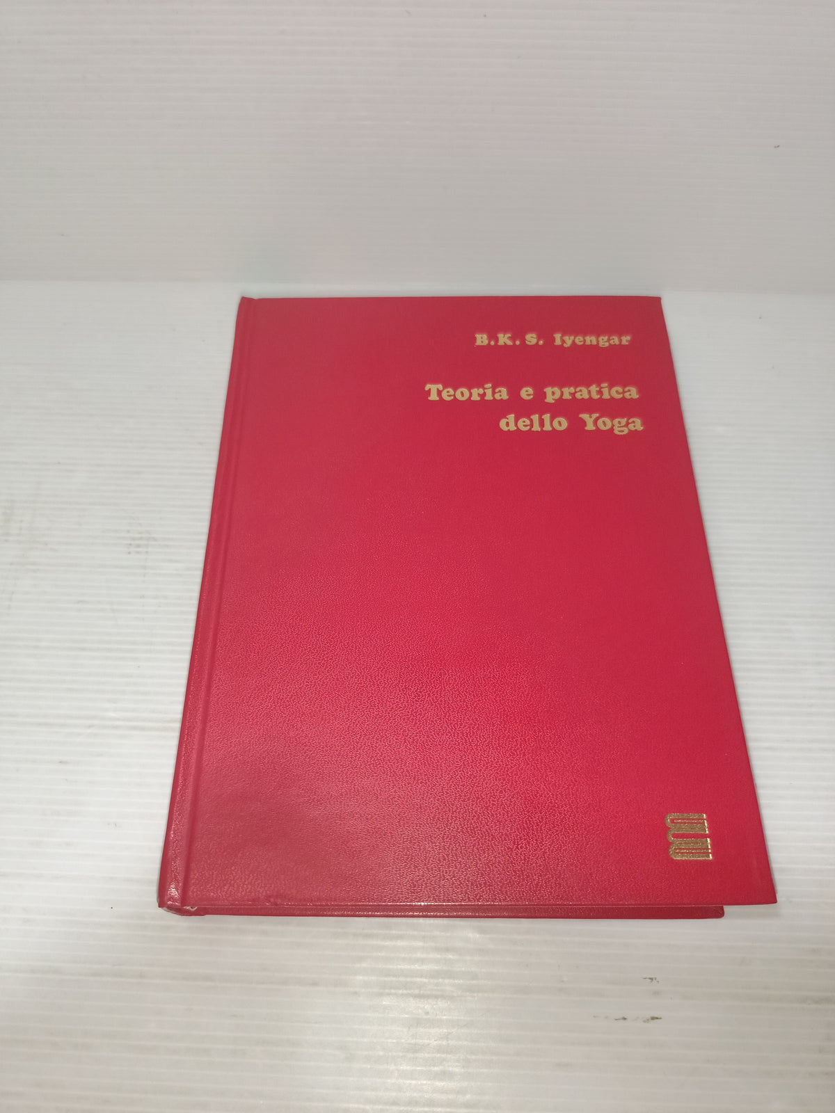 Teoria e Pratica Dello Yoga B.K.S.Iyengar

Edito nel 1968 da Gherardo Casini Editore