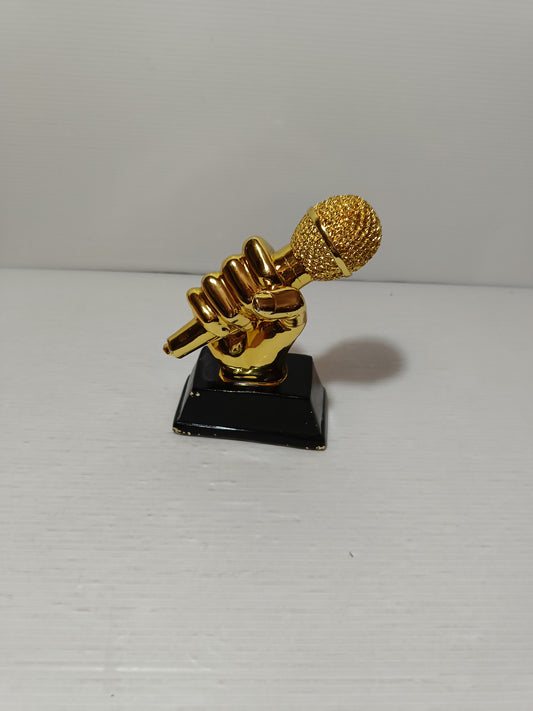 Scultura Mano Con Microfono Dorata
In resina